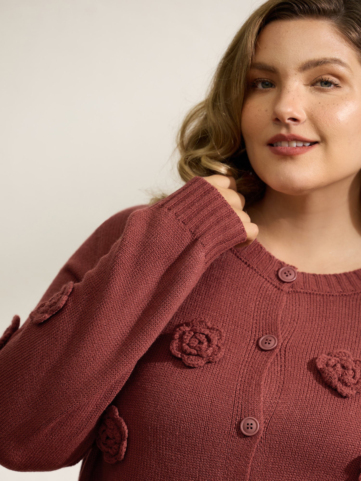 3D Floral Pattern Round Neck Knit Cardigan - Image 2