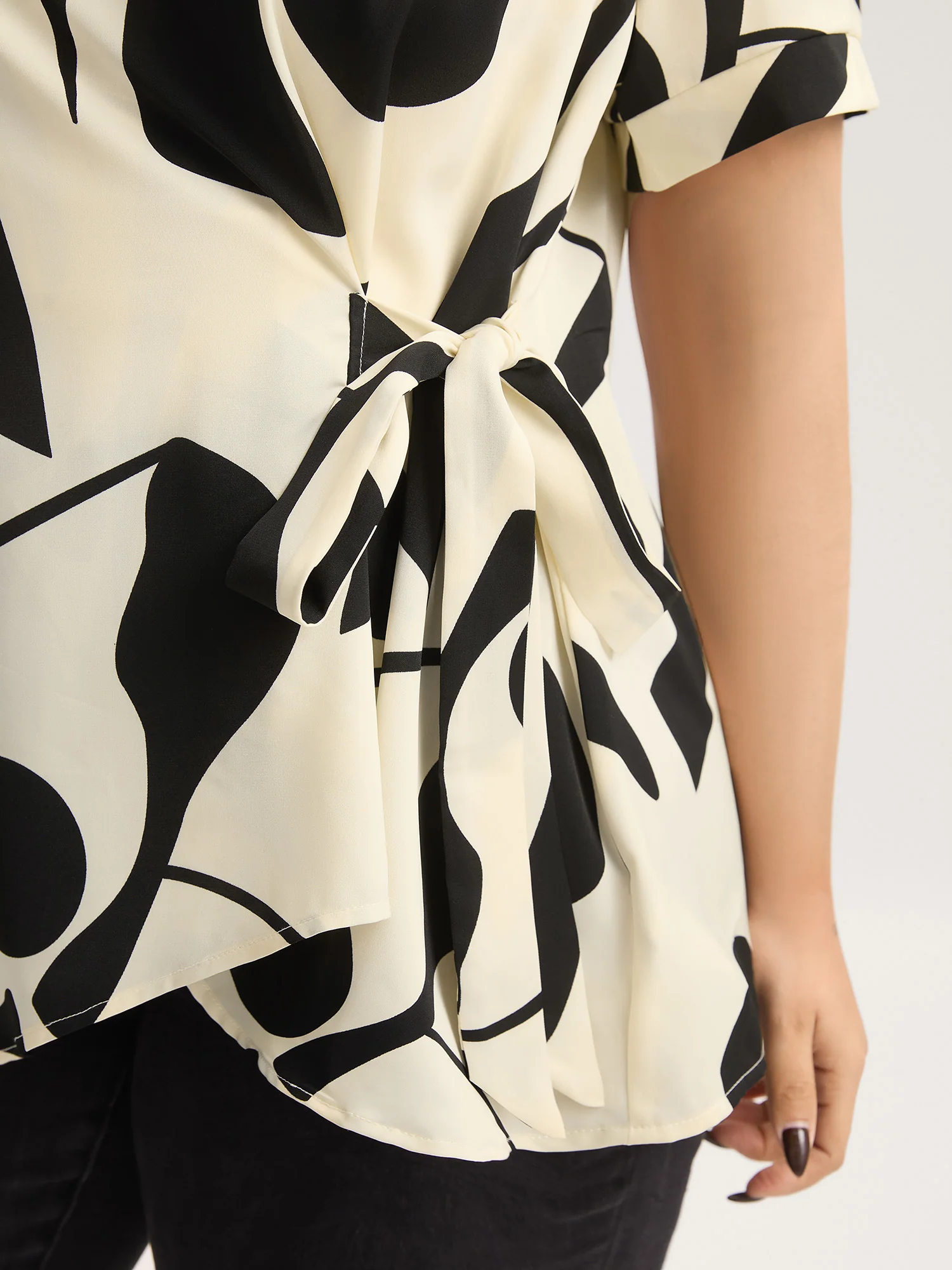 Abstract Print Knotted Blouse - Image 2