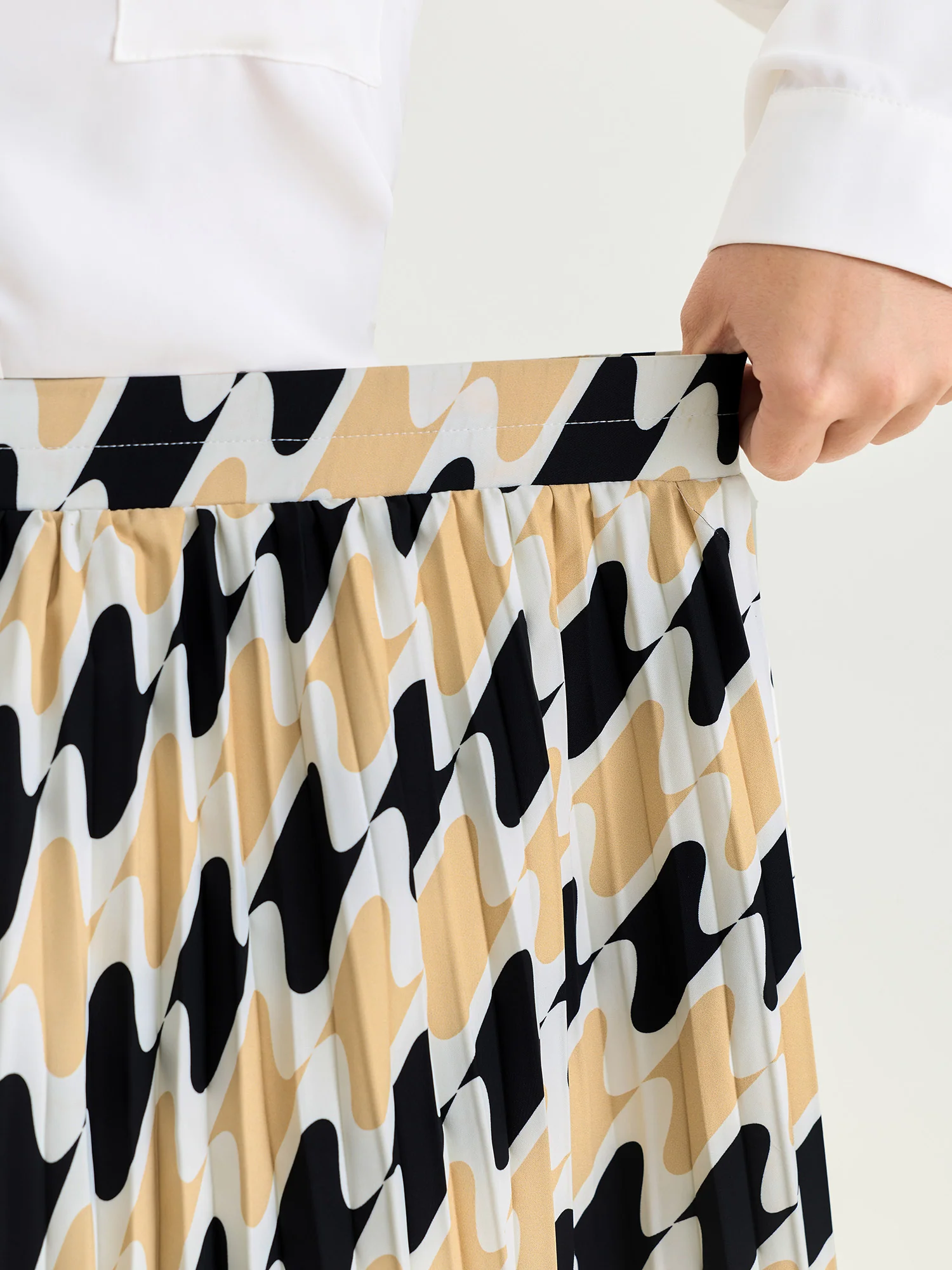 Abstract Print Pleated Maxi Dress - Image 4