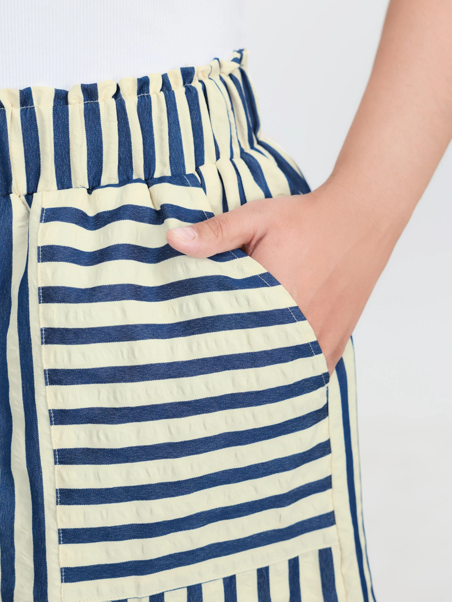 Asymmetrical Stripes Pockets Lined Shorts - Image 3