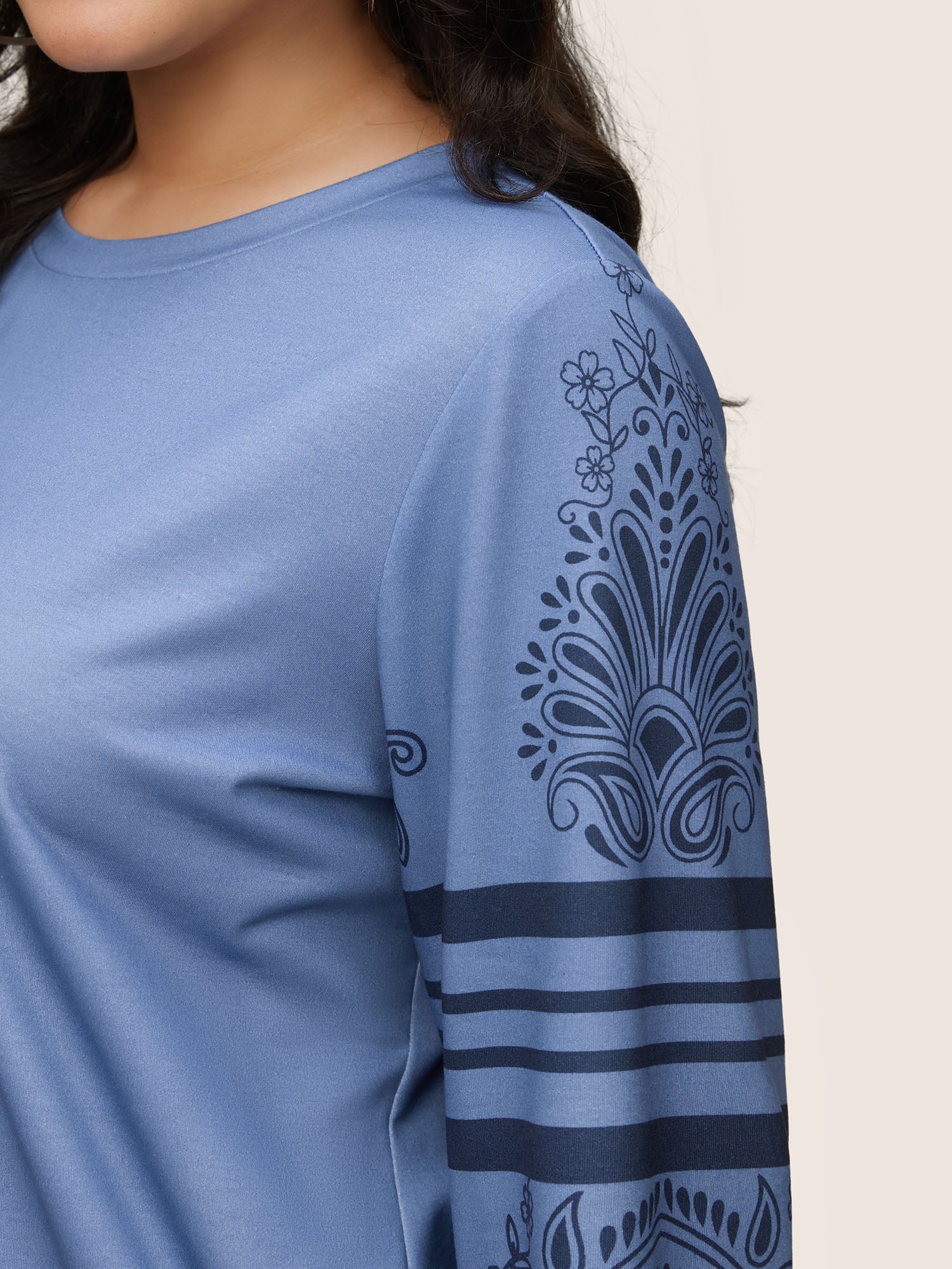 Bandana Paisley Print Crew Neck Sweatshirt - Image 4