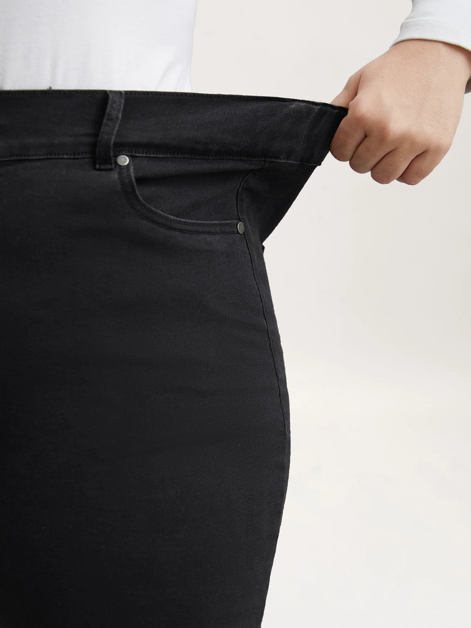 Buttons Mid-Rise Curvy Skinny-Fit Jeans - Image 4