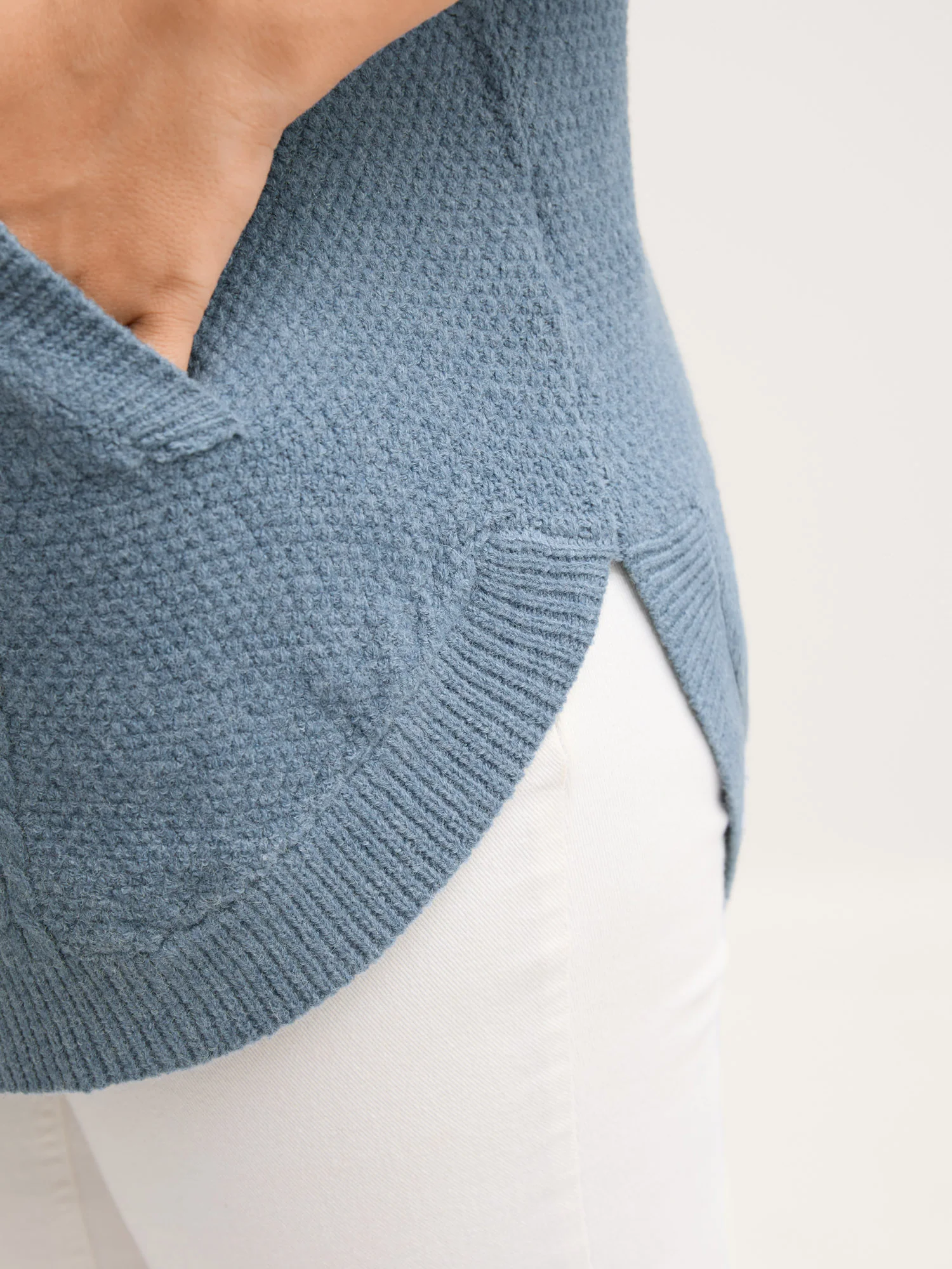 Cable Knit Curvy Hem Hooded Pullover - Image 4