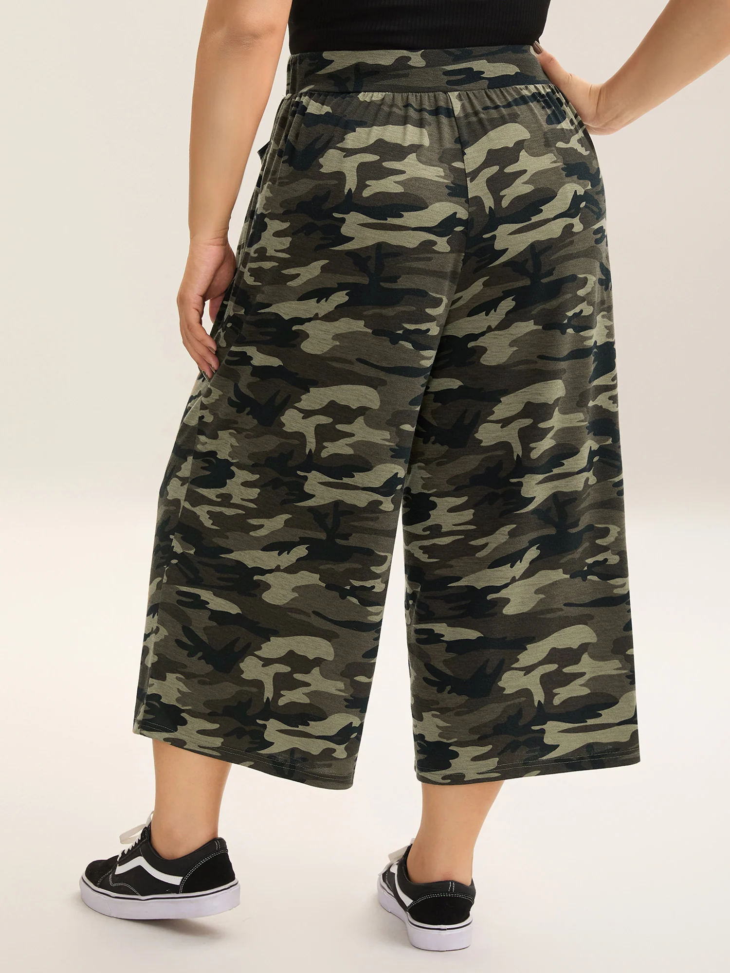 Camouflage Tie-Waist Wide-Leg Capri Pants - Image 3