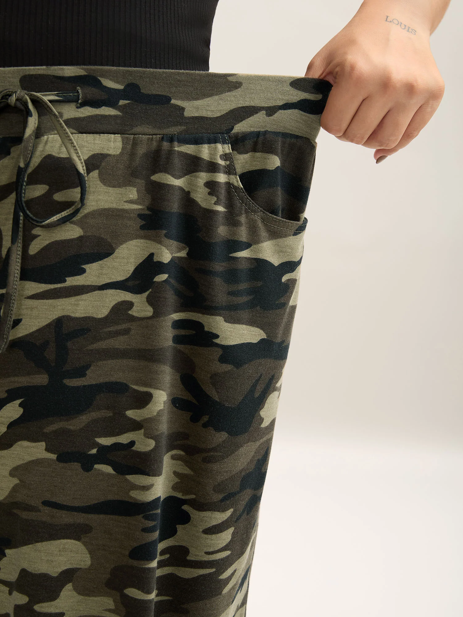 Camouflage Tie-Waist Wide-Leg Capri Pants - Image 4