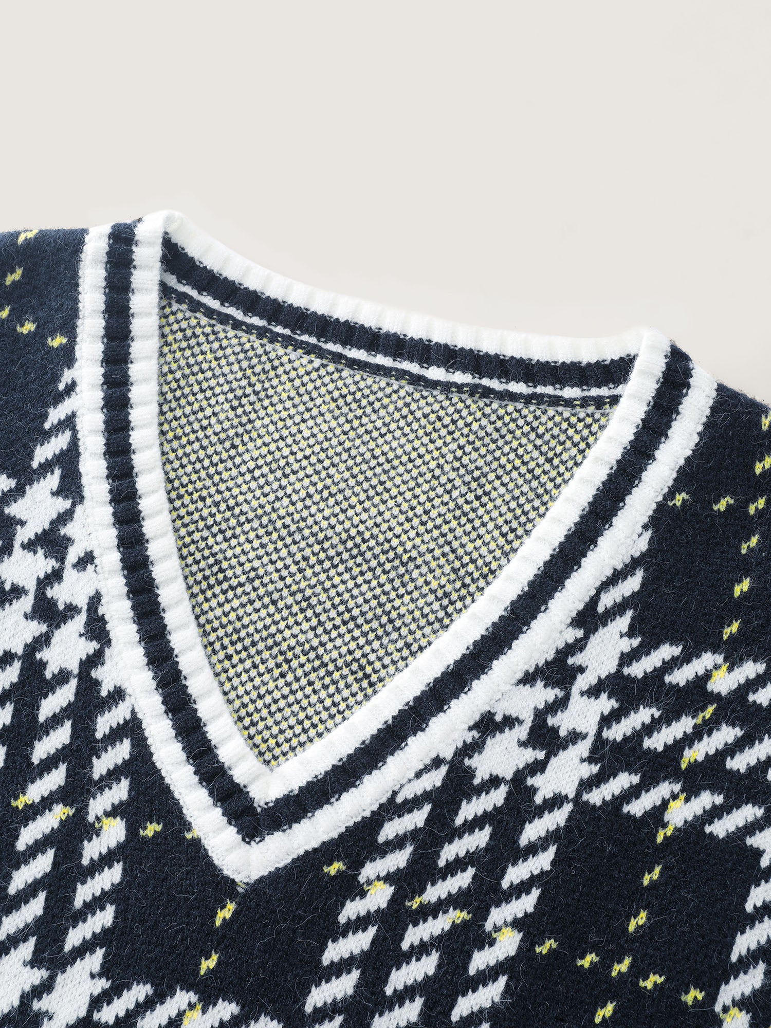 Checkered Pattern Jacquard V-Neck Pullover - Image 5