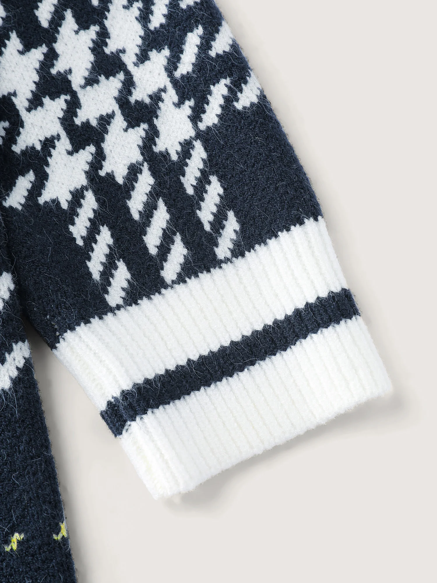 Checkered Pattern Jacquard V-Neck Pullover - Image 6