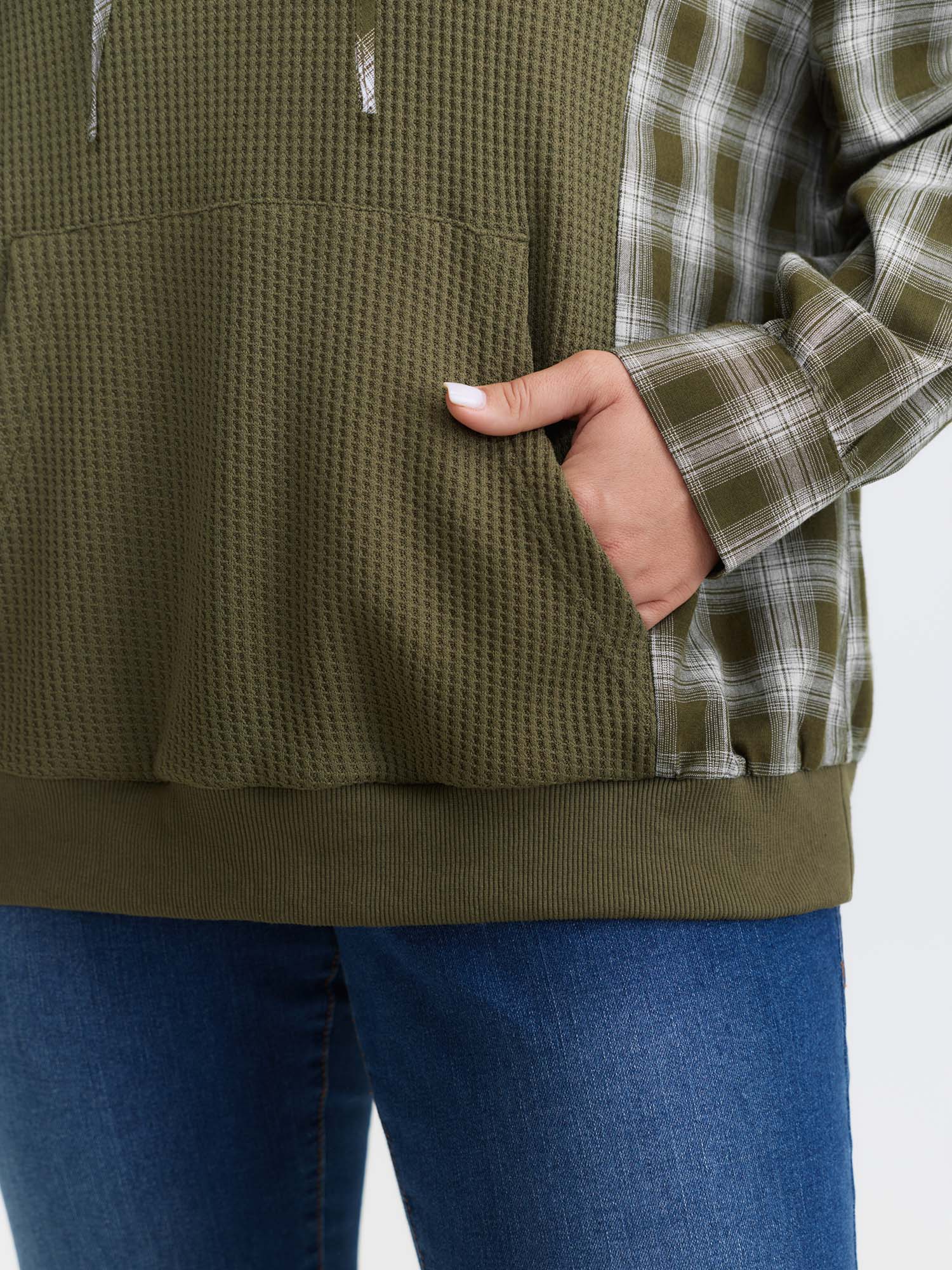 Checkered Spliced Textured Hoodie - Image 5
