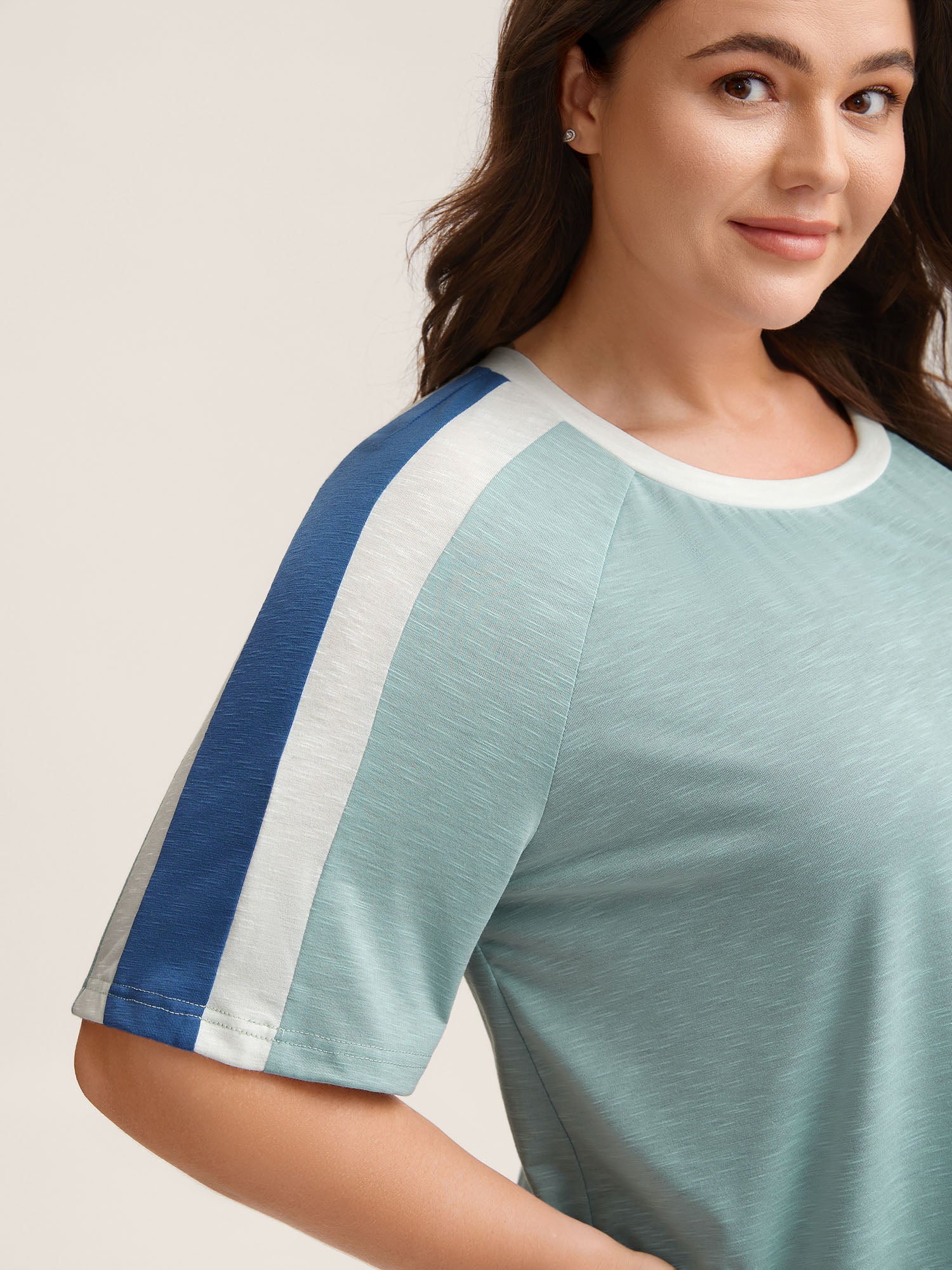 Color Block Shoulder Flowy T-Shirt - Image 2