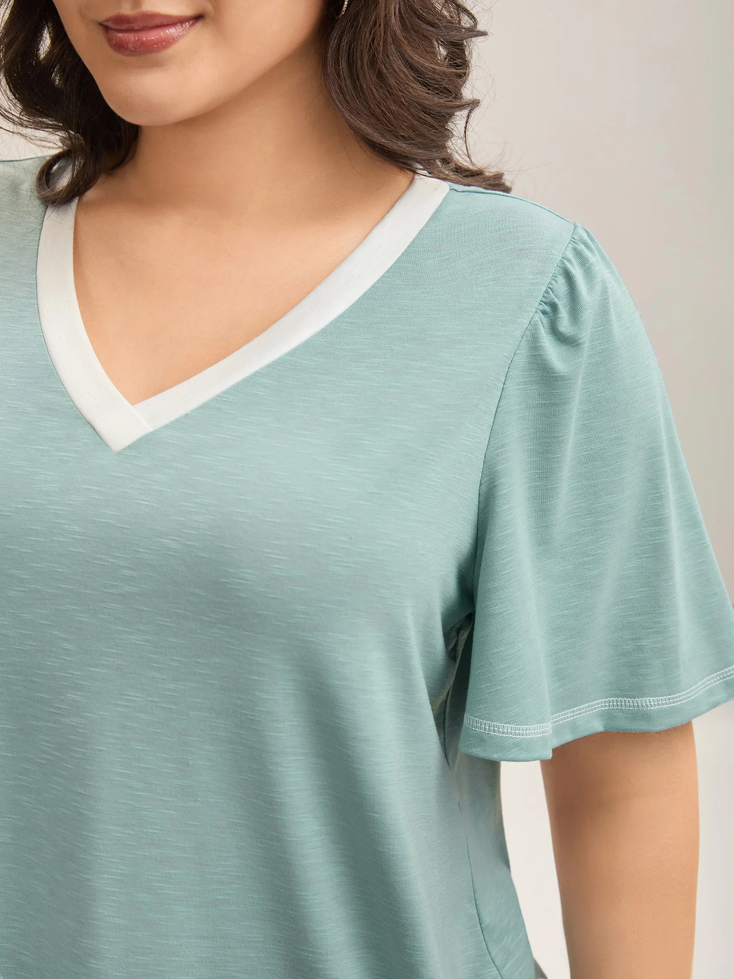 Color Contrast Bamboo Textured T-Shirt - Image 2