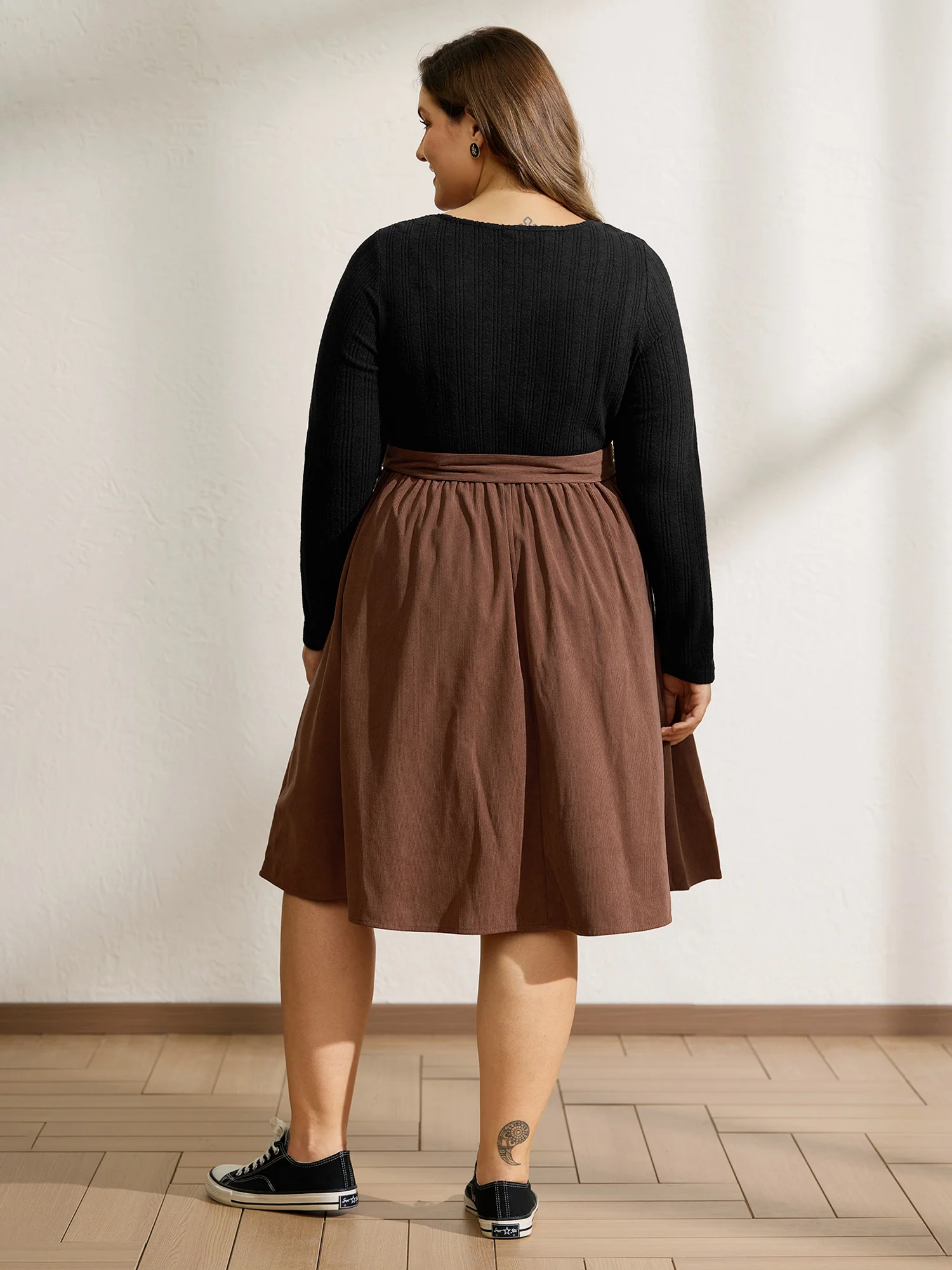 Color Contrast Belted Flared Midi Dress - Image 4