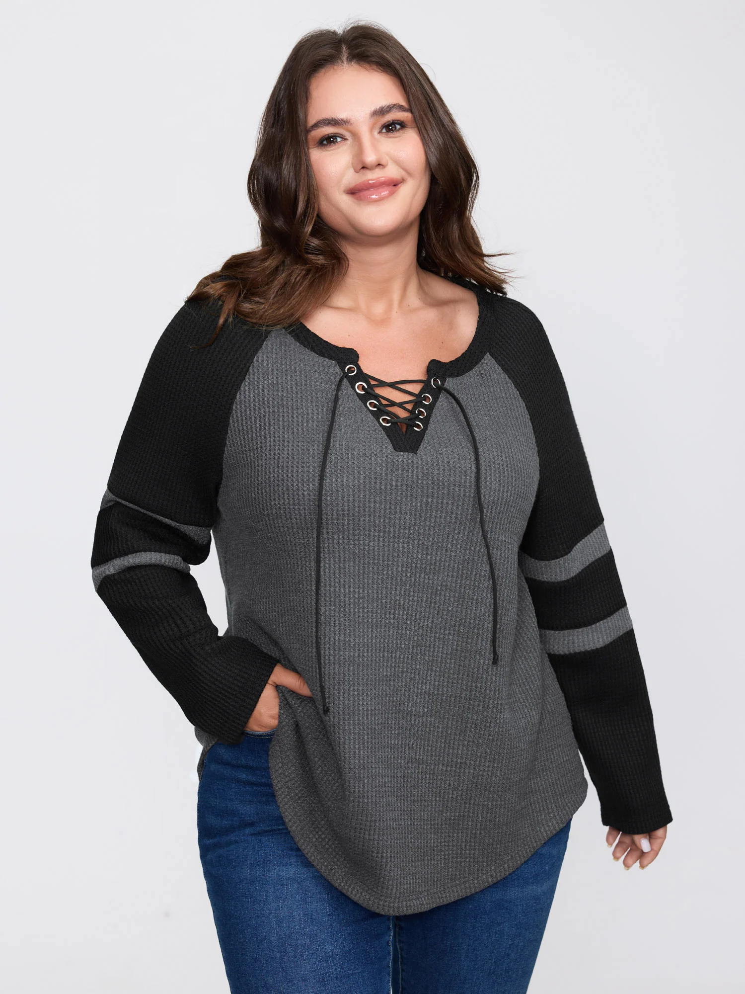 Color Contrast Stripe Textured Cross-Tie T-Shirt - Image 2