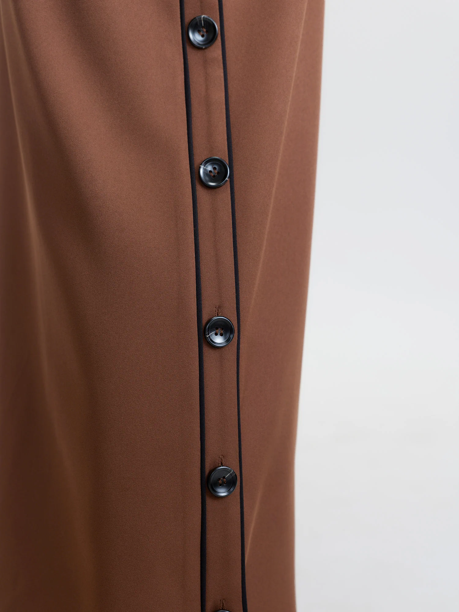 Color Contrast Trim Button Detail Pants - Image 3