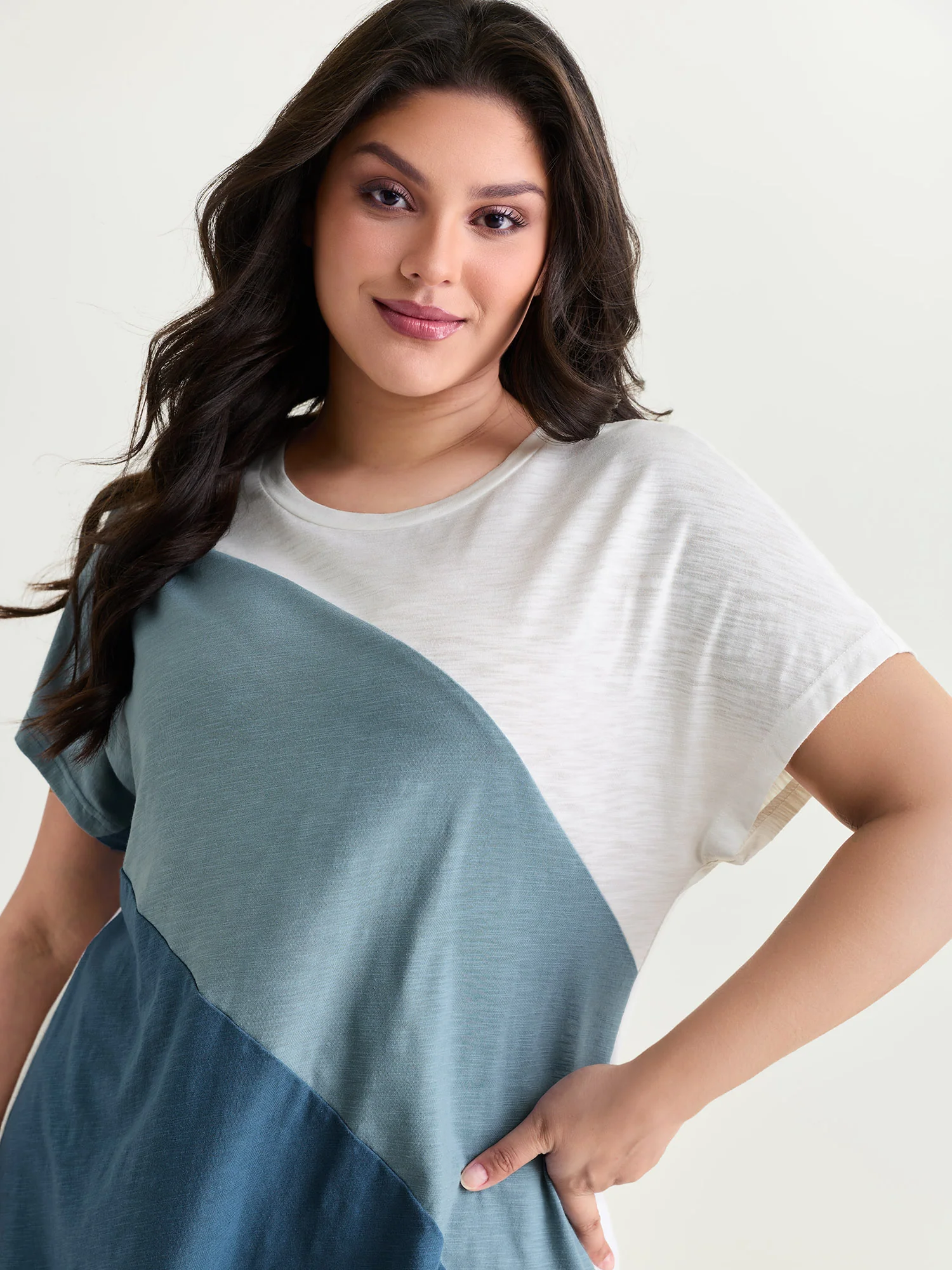 Colorblock Textured Round Neck T-Shirt - Image 2