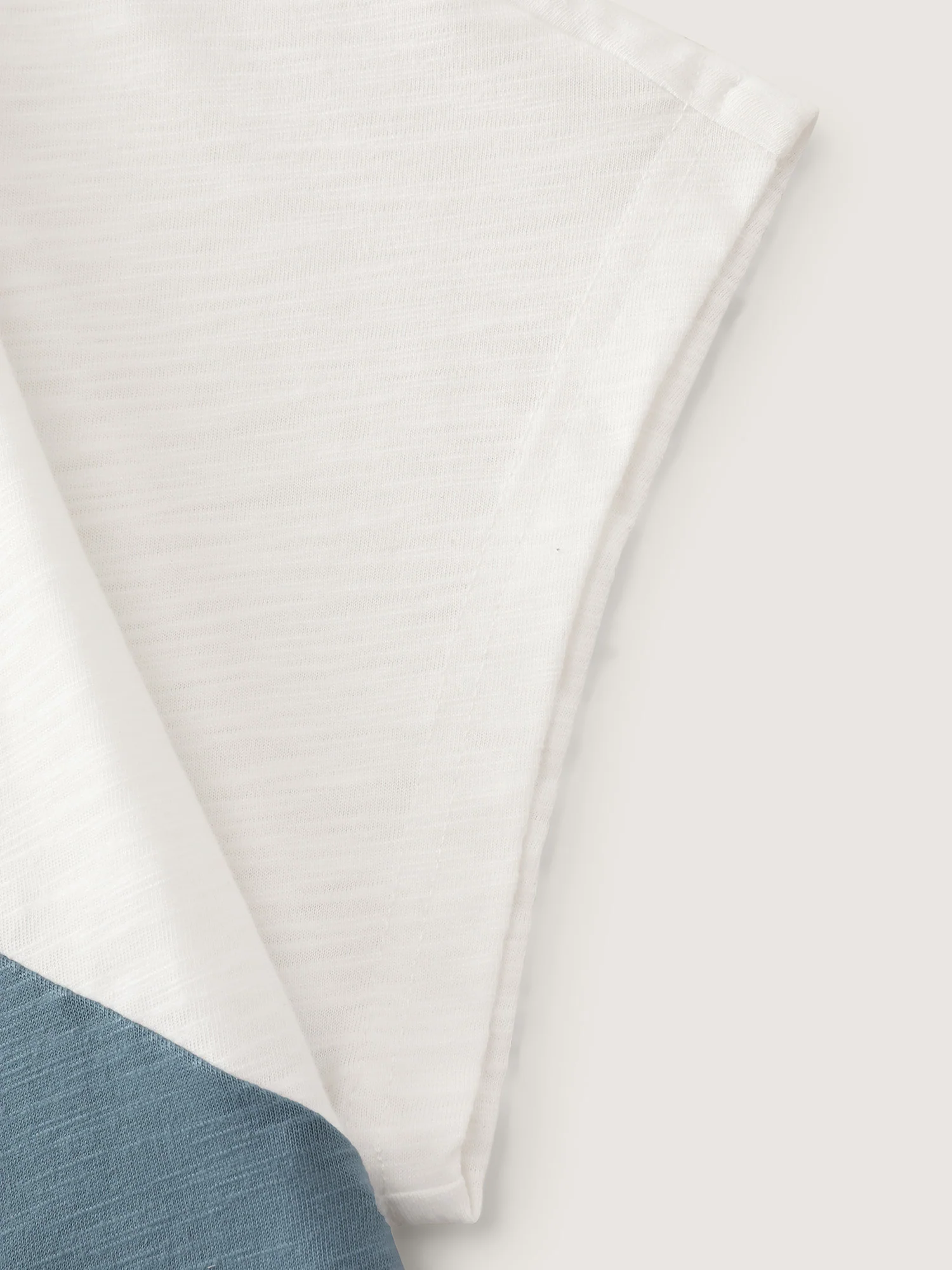 Colorblock Textured Round Neck T-Shirt - Image 5