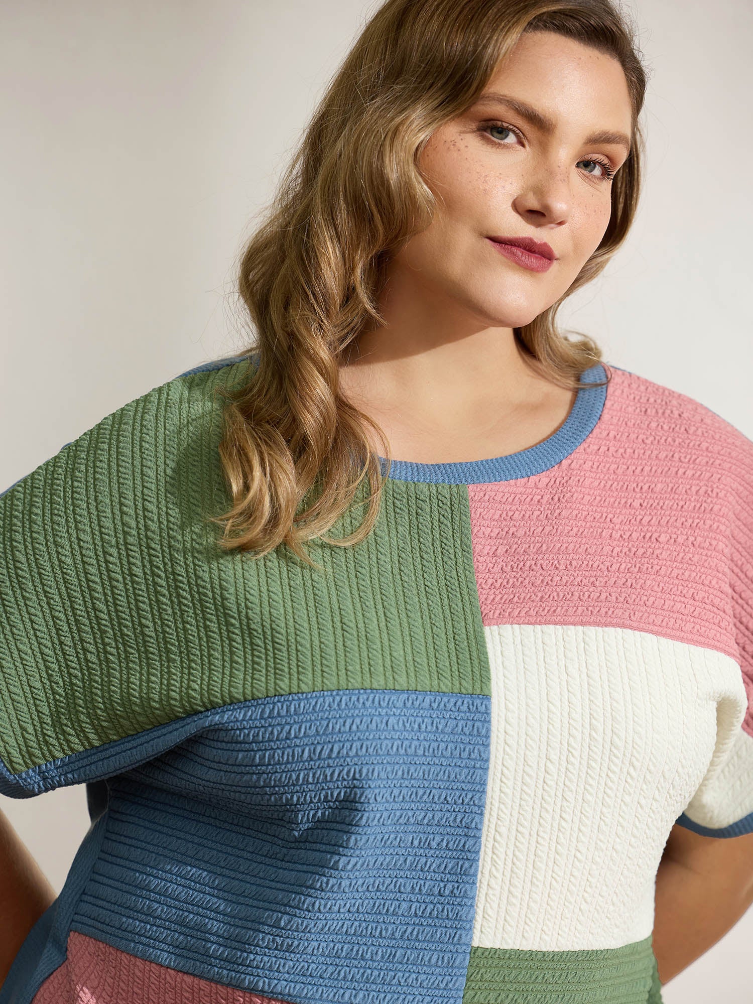 Colorblock Textured Round Neck T-Shirt - Image 2