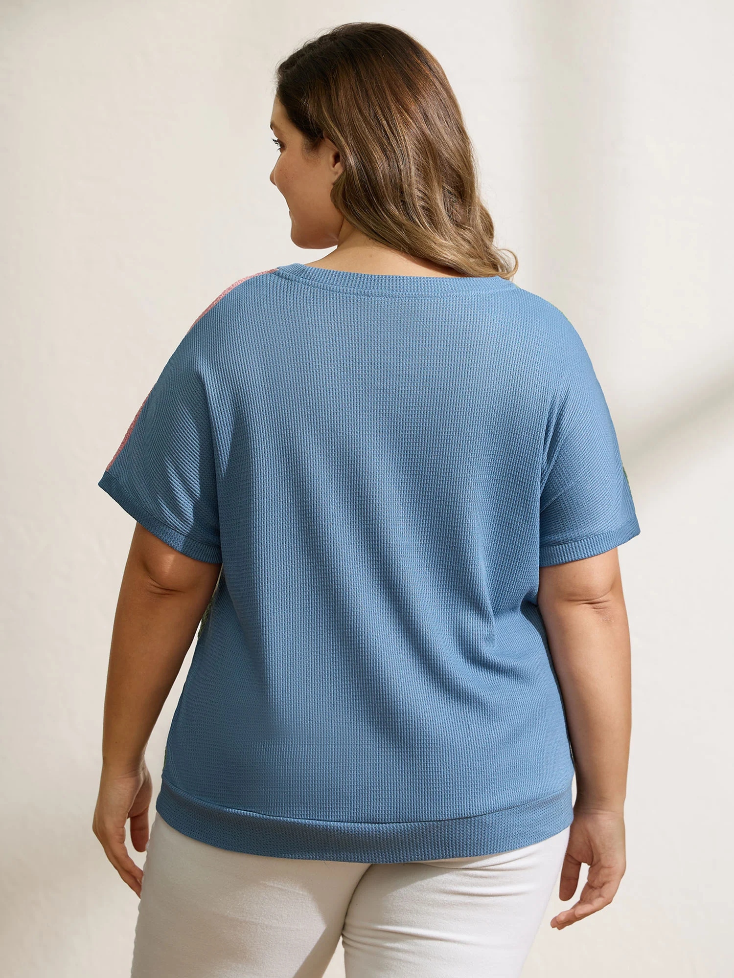 Colorblock Textured Round Neck T-Shirt - Image 4