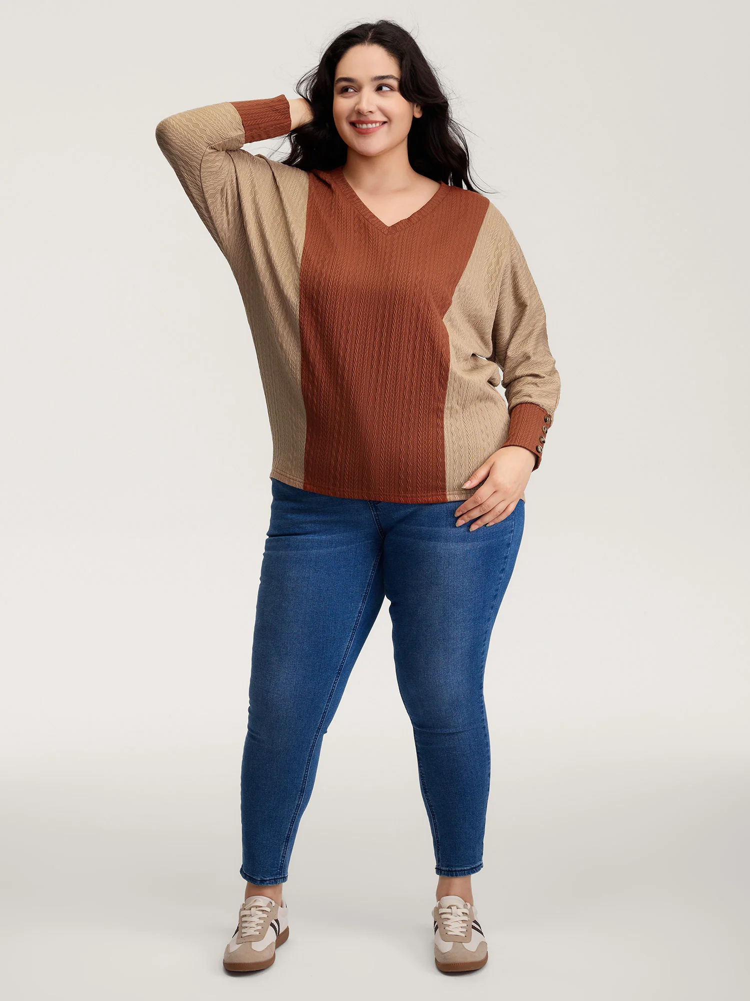 Colorblock Textured V-Neck T-Shirt - Image 3