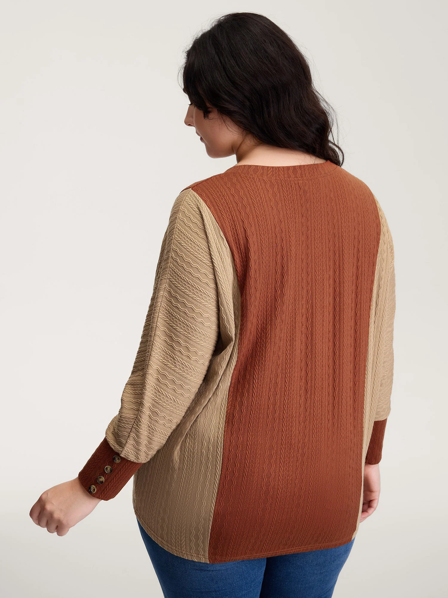 Colorblock Textured V-Neck T-Shirt - Image 4