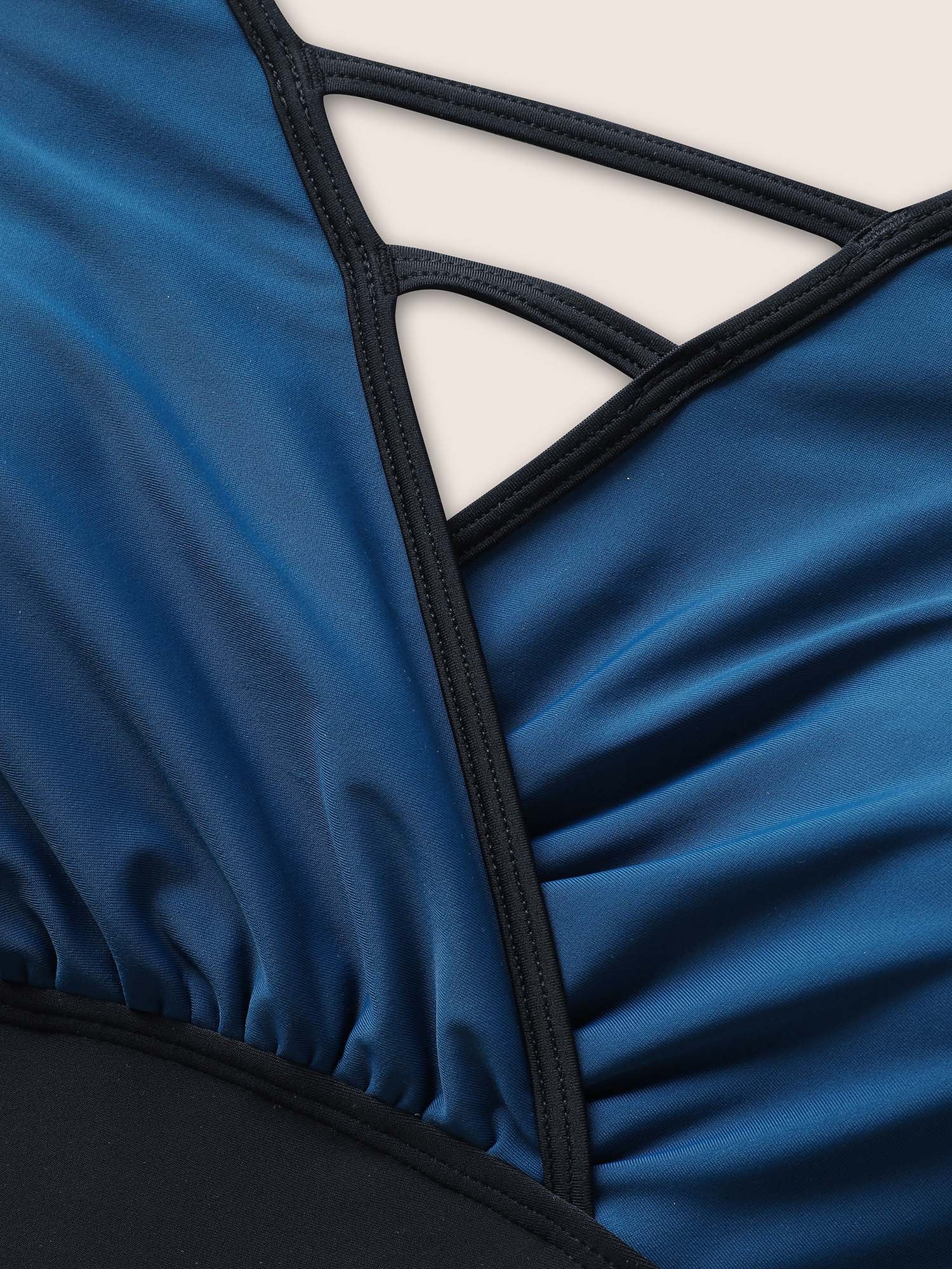 Contrast Trim Keyhole Gathered One Piece Swimsuit - Image 5