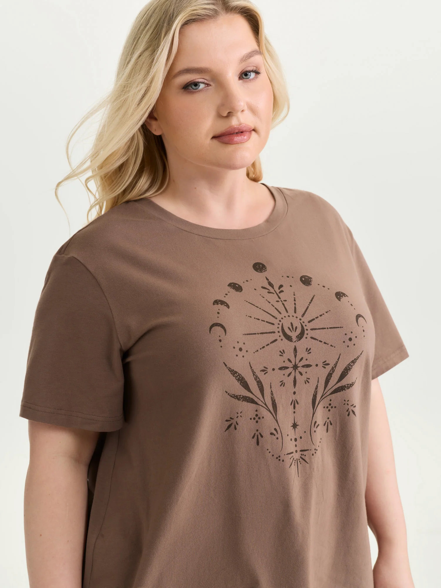 Cotton Star Print Round Neck Curvy Hem T-Shirt - Image 2
