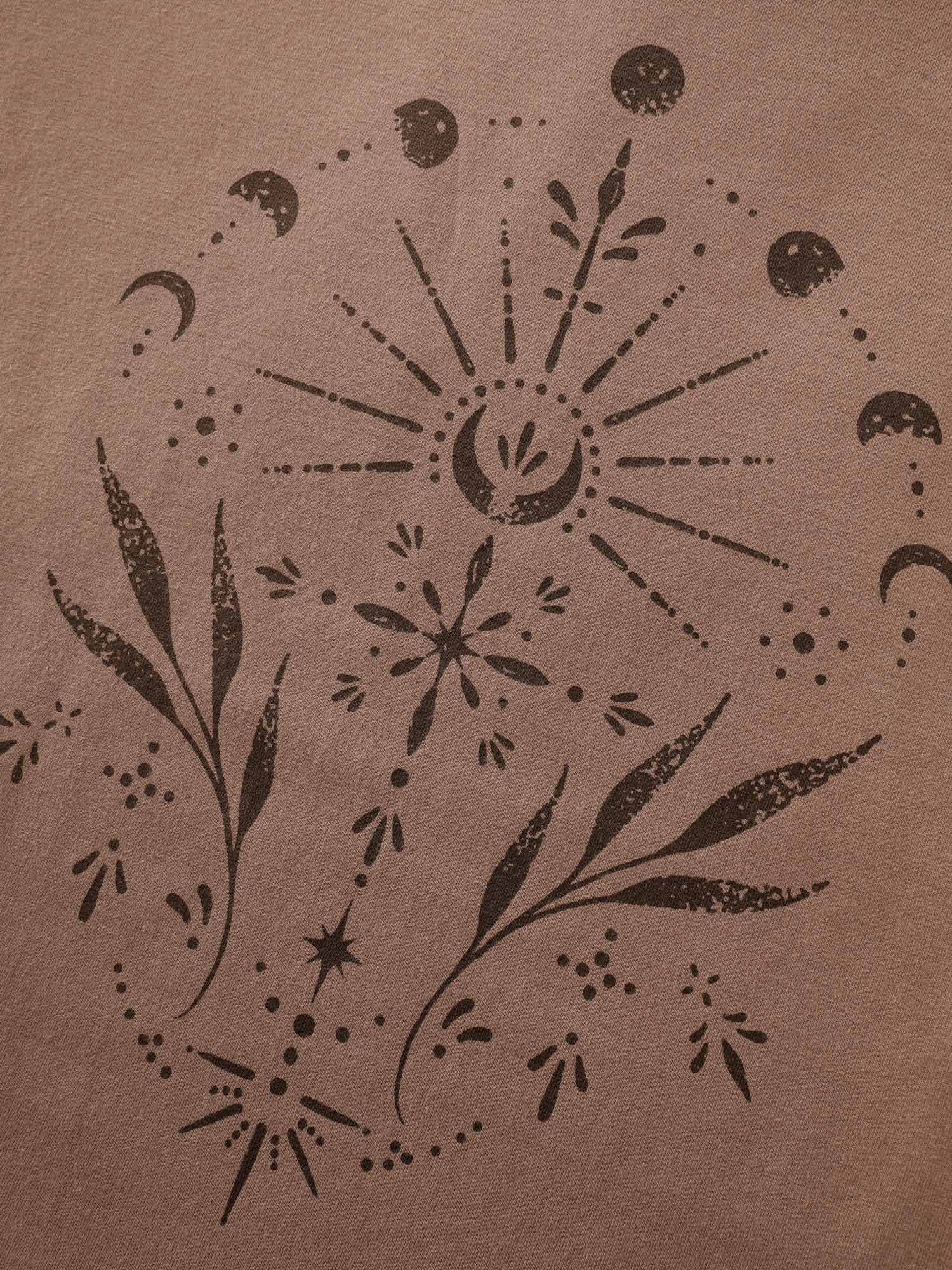 Cotton Star Print Round Neck Curvy Hem T-Shirt - Image 5