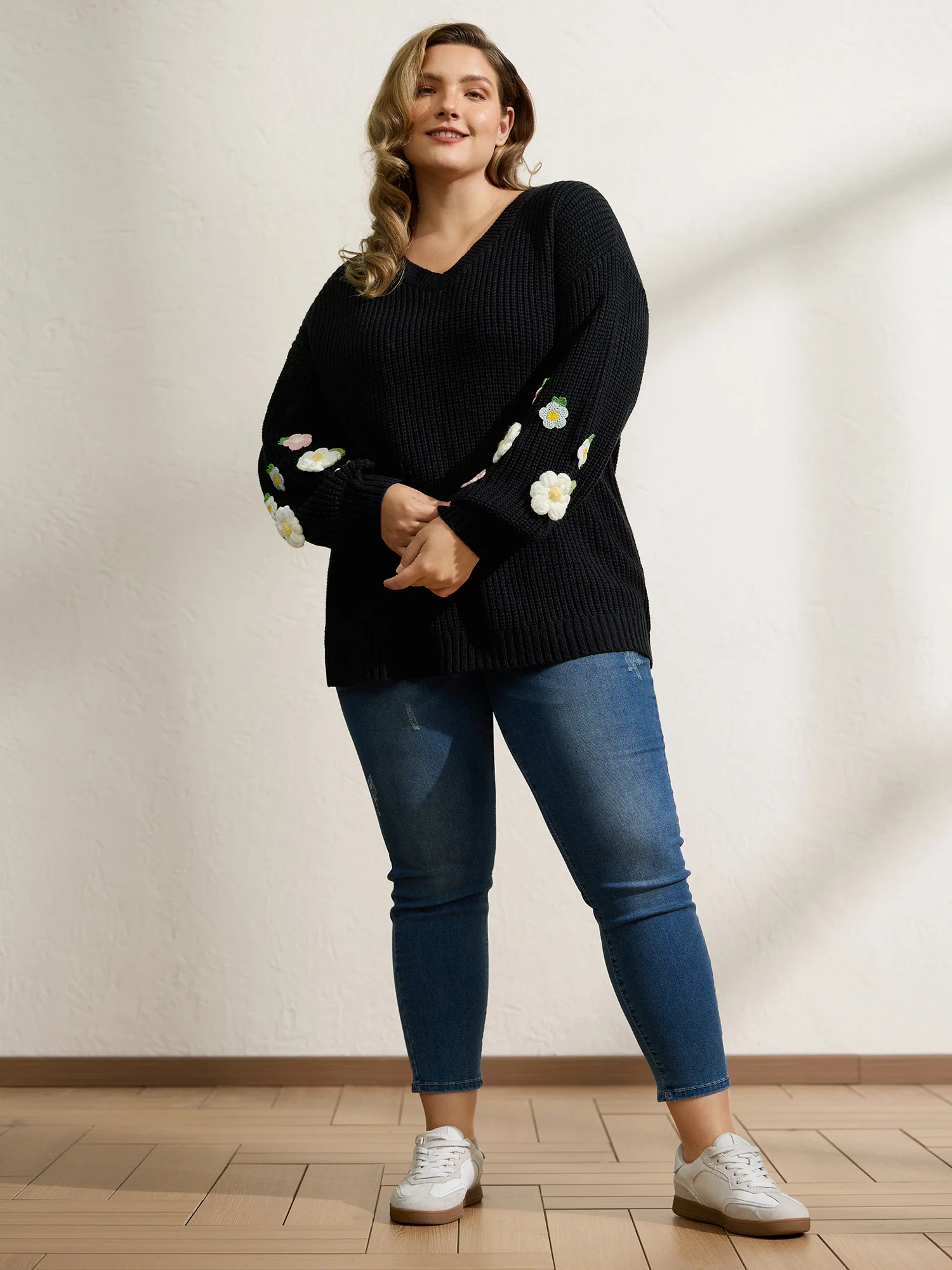 Crochet Floral Pattern V-Neck Pullover - Image 3