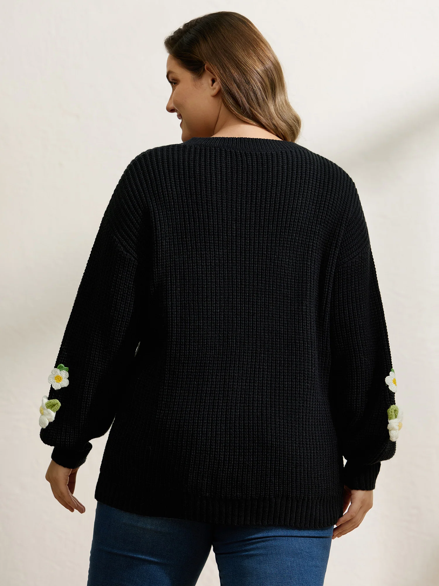 Crochet Floral Pattern V-Neck Pullover - Image 4