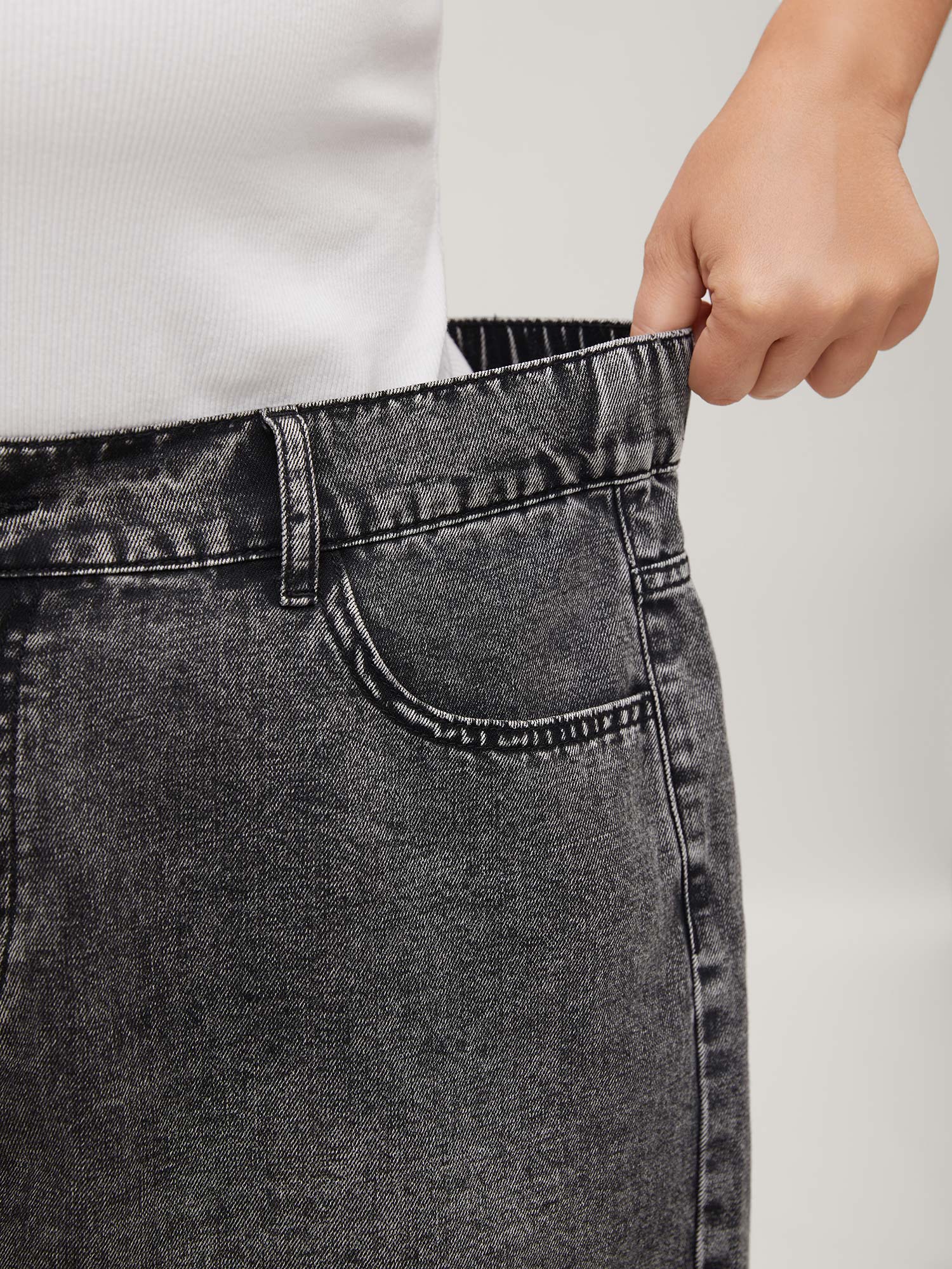 Elastic Waistband Classic Cut Denim Shorts - Image 4