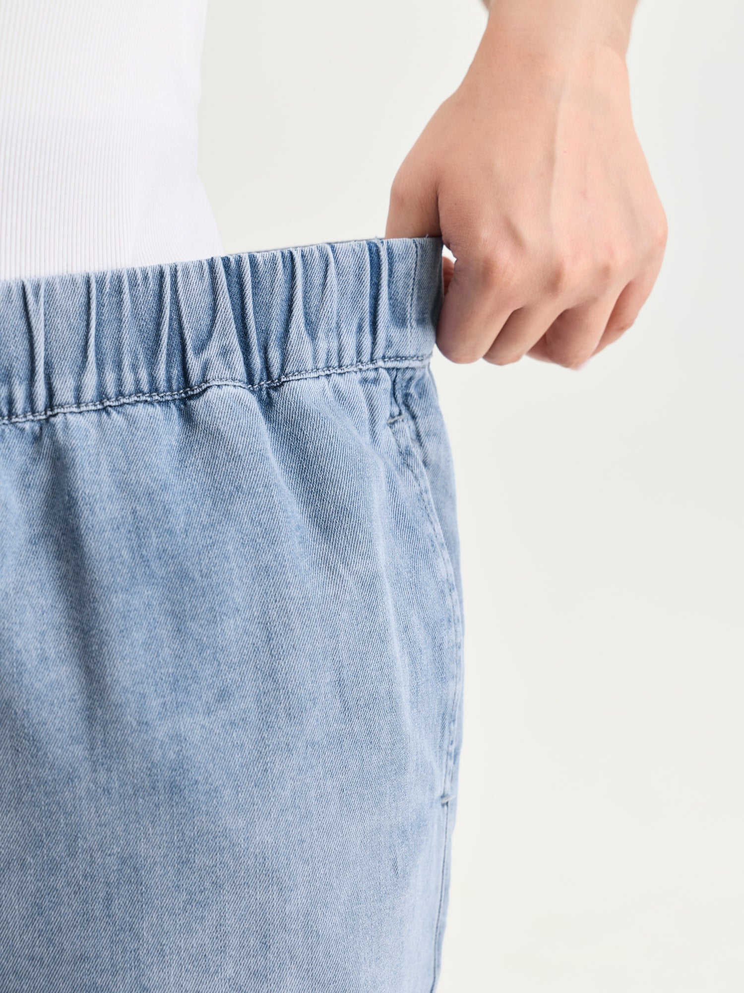 Elastic Waistband Straight-Leg Denim Shorts - Image 4