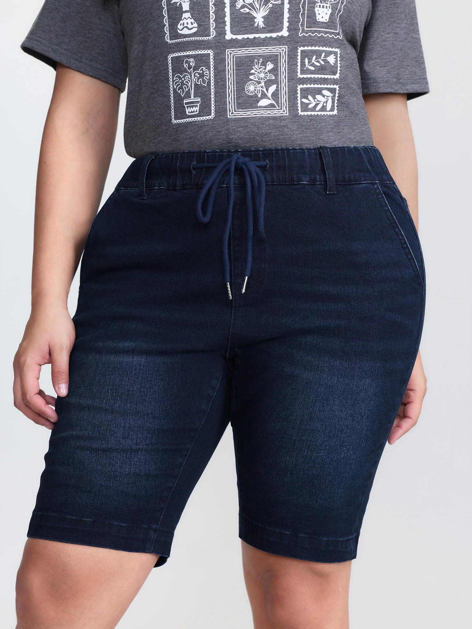 Elastic Waistline Drawstring Skinny-Fit Denim Shorts - Image 3