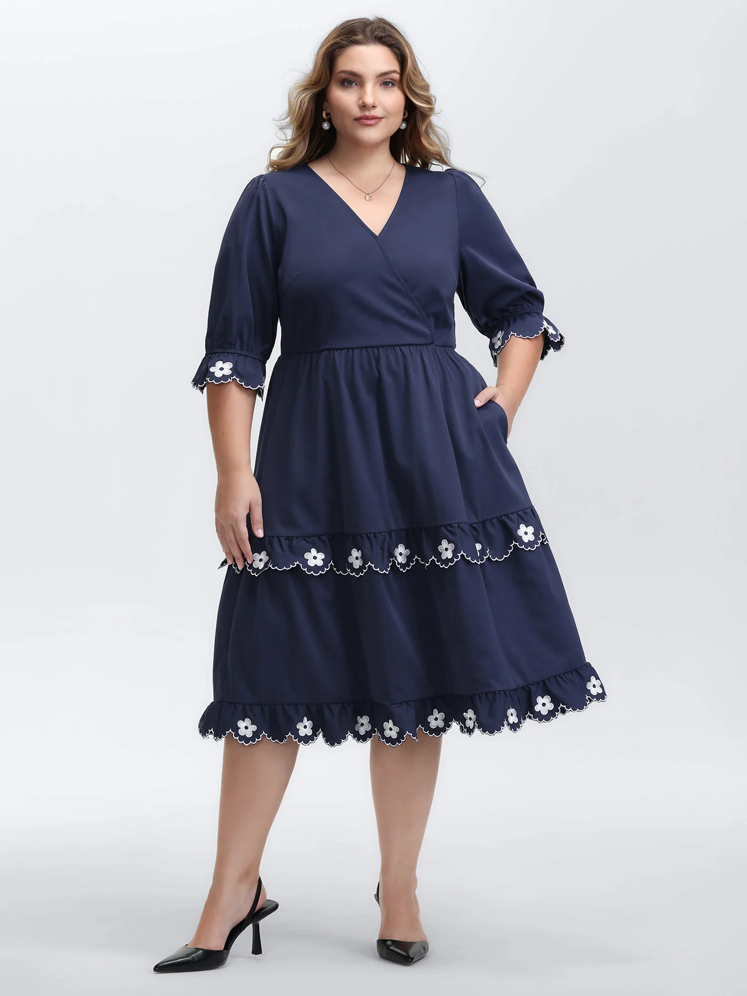 Embroidered Color Contrast Lace Midi Dress - Image 3