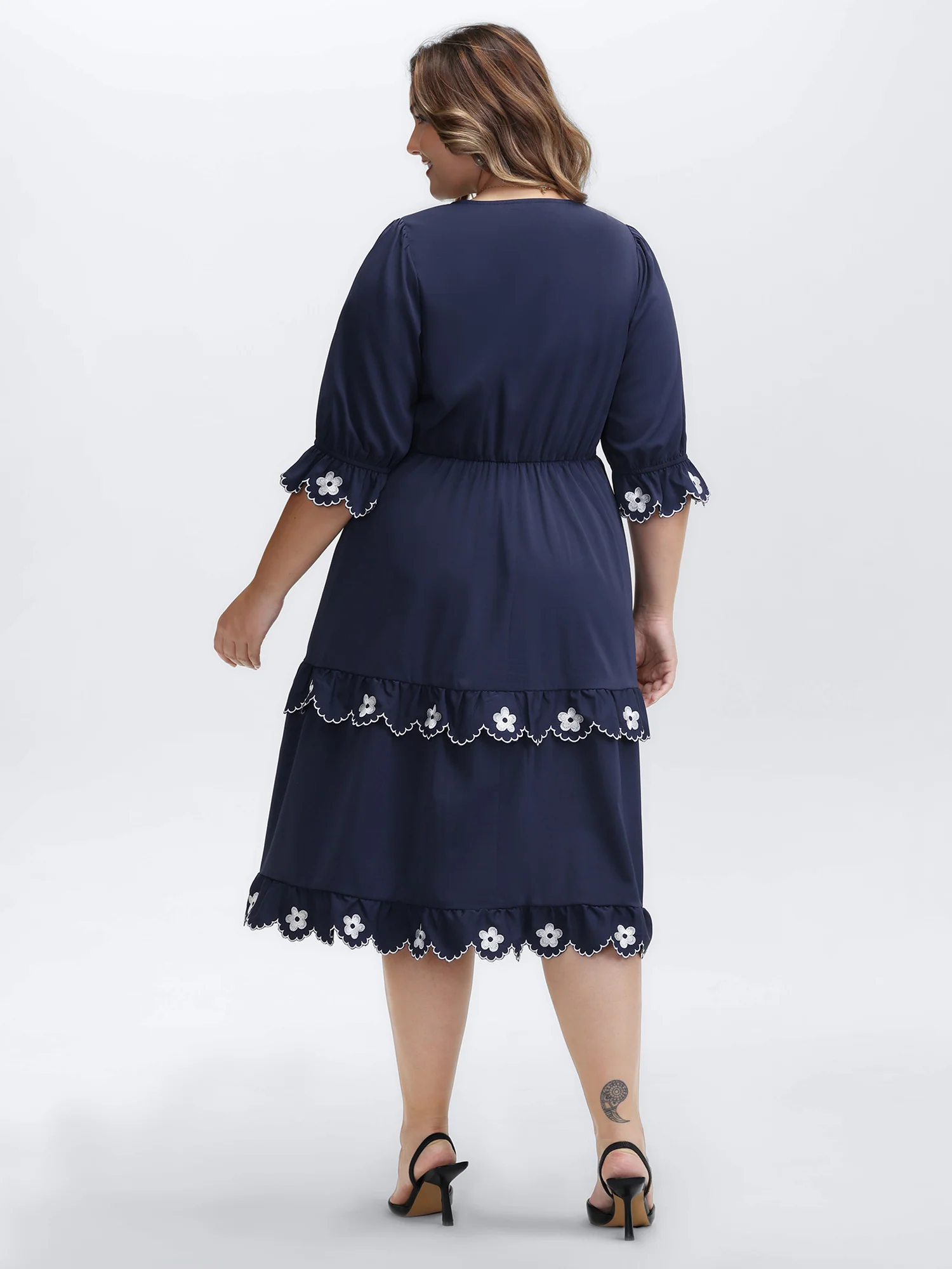 Embroidered Color Contrast Lace Midi Dress - Image 4