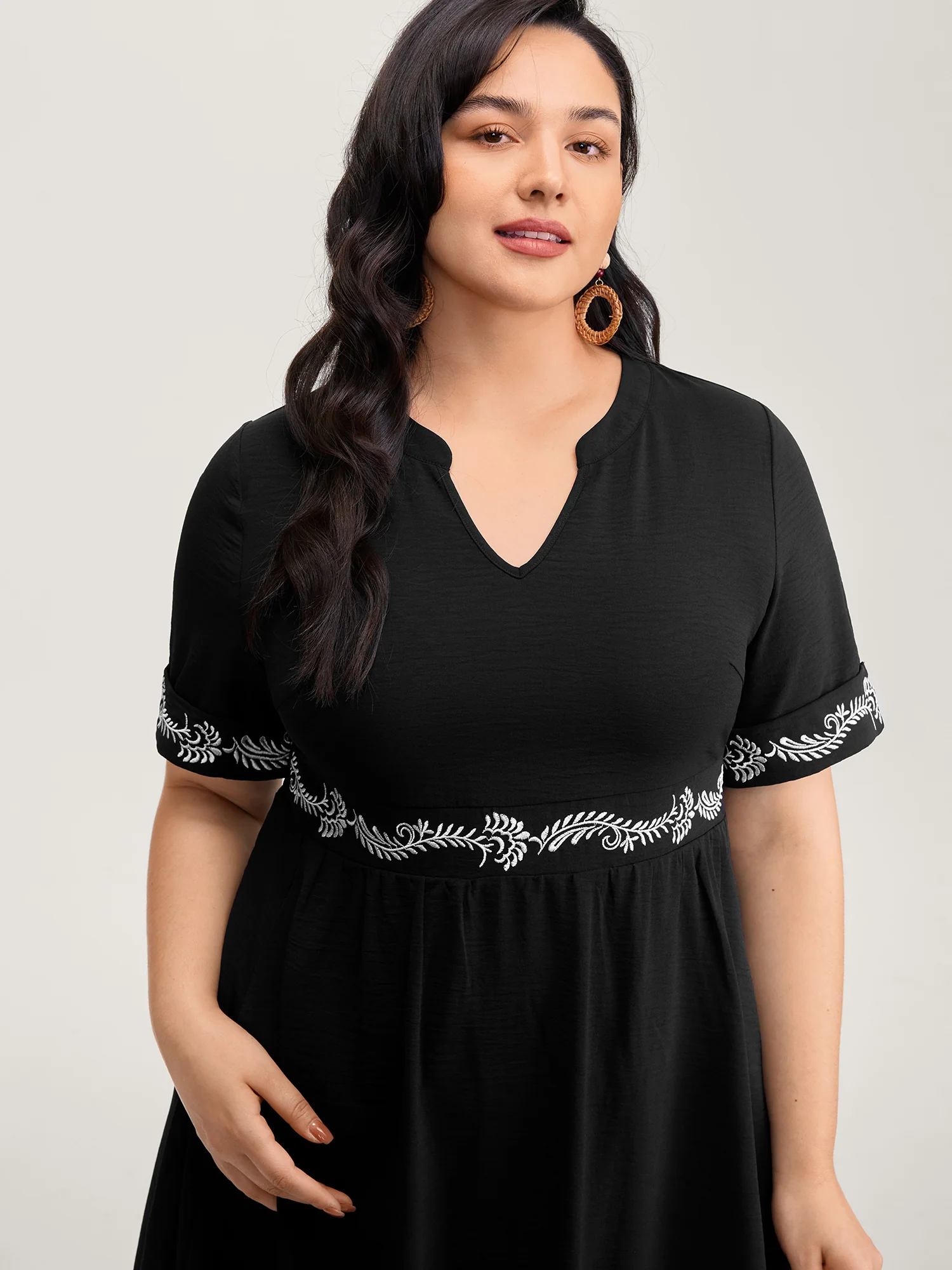 Embroidered Shirred Waist-Defining Maxi Dress - Image 3