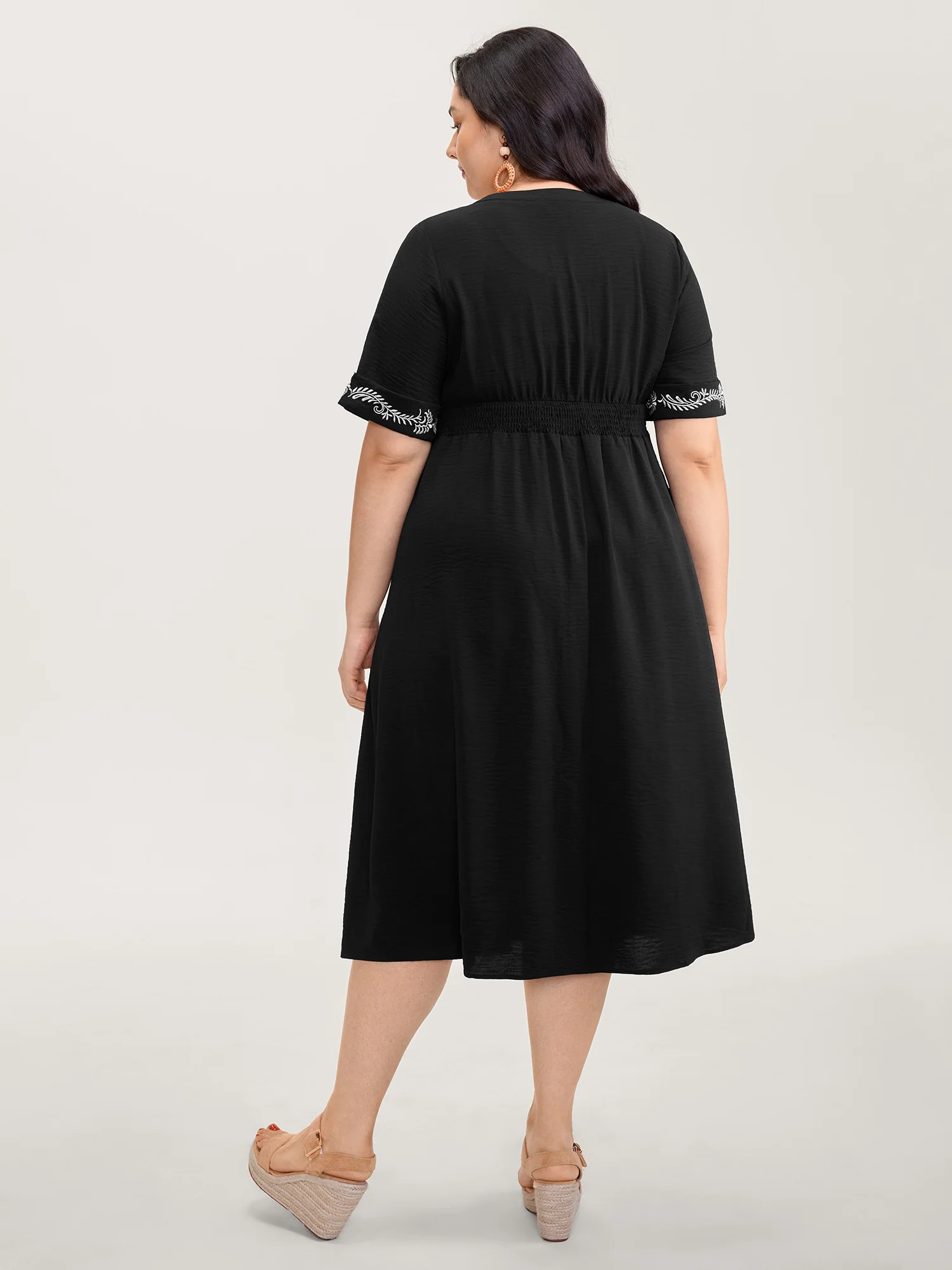 Embroidered Shirred Waist-Defining Maxi Dress - Image 4