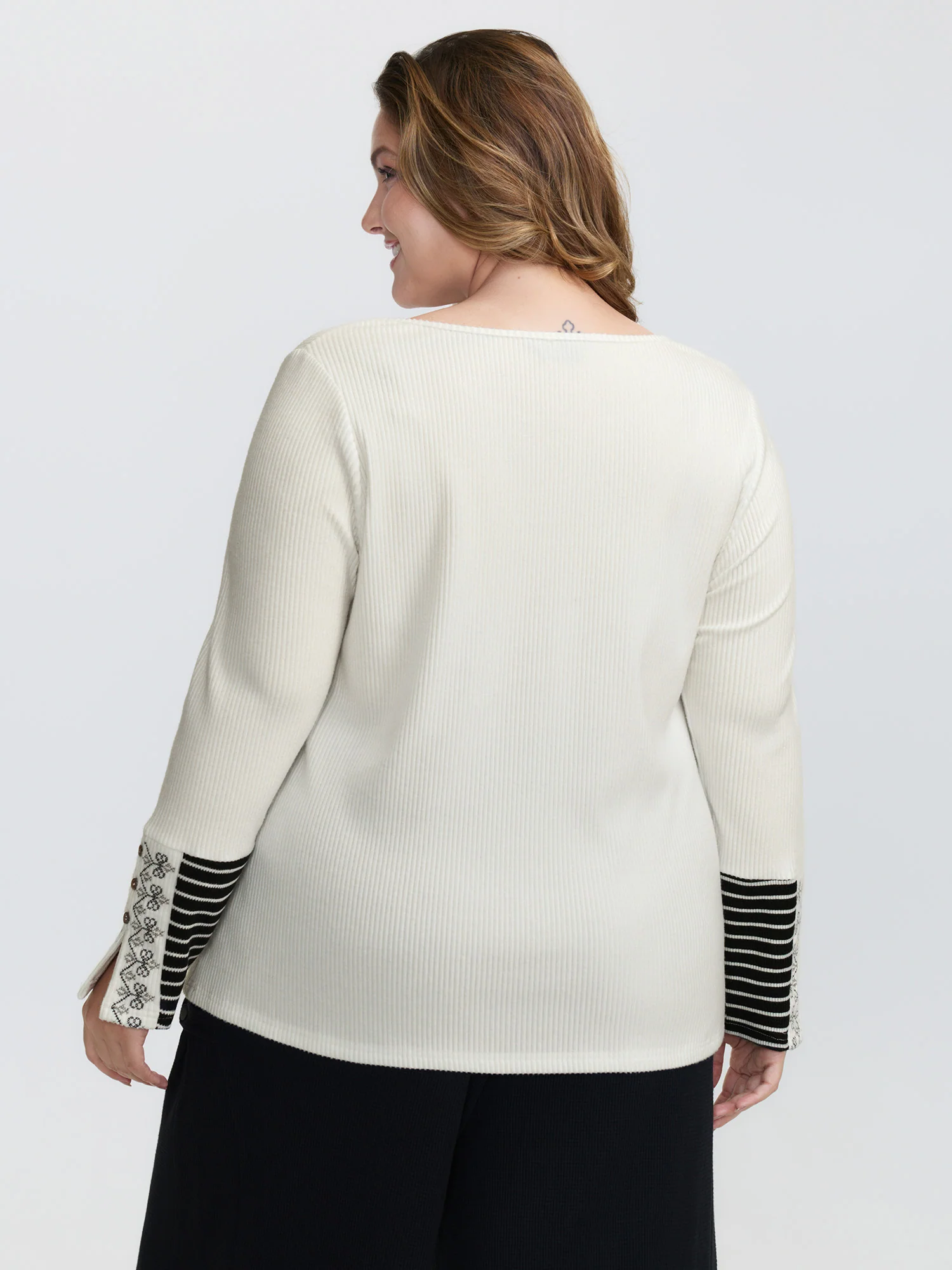 Embroidered Sleeve Color Contrast T-Shirt - Image 4