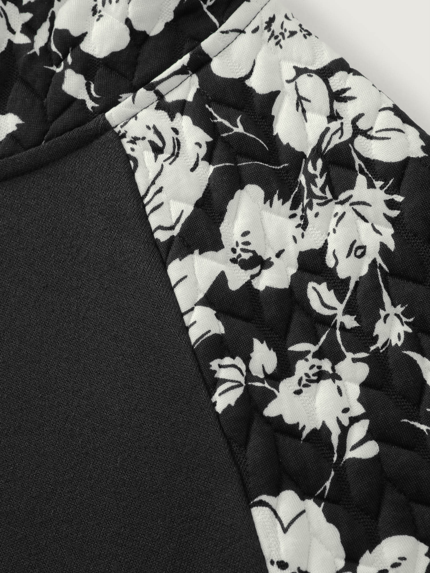 Floral Contrast Textured Pockets Hoodie - Image 7