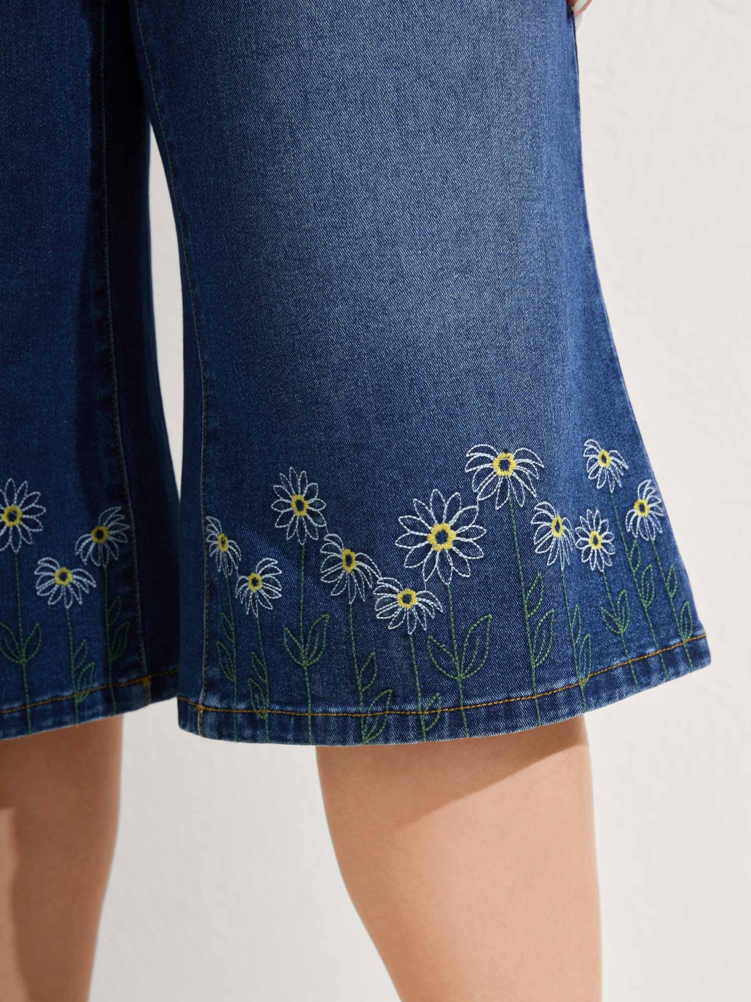 Floral Embroidered Elastic Waist Cropped Jeans - Image 3