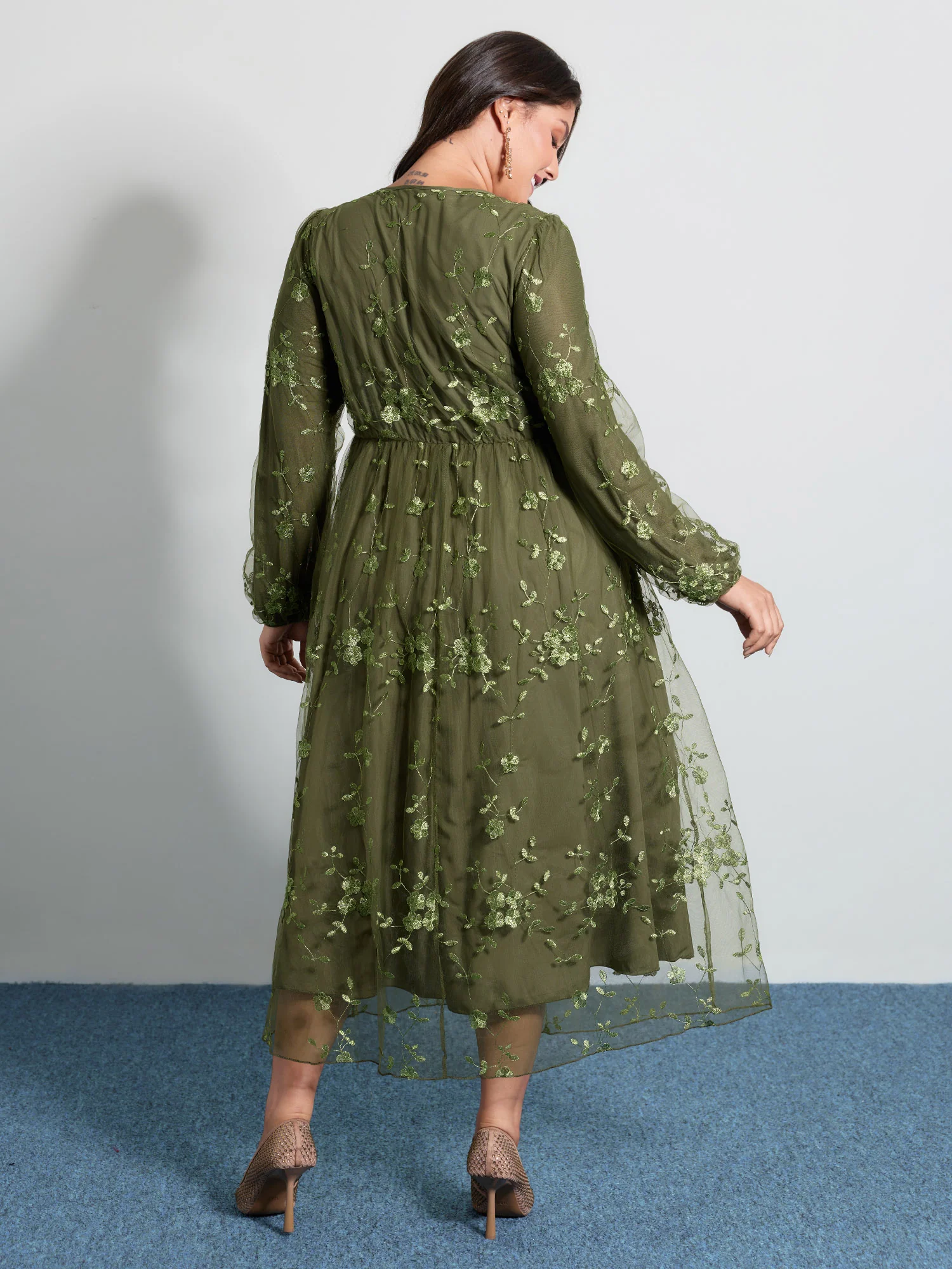 Floral Embroidered Shirred Lined Midi Dress - Image 5