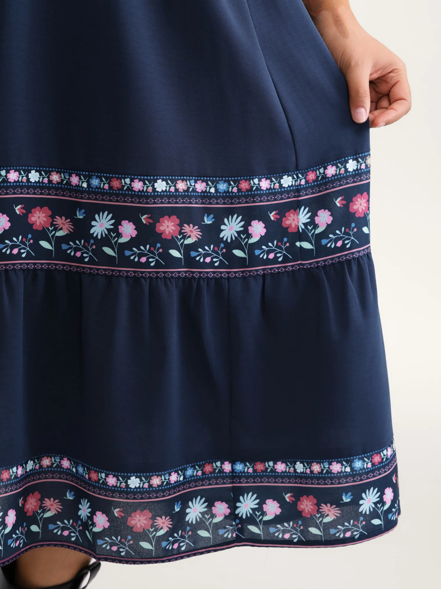 Floral Pattern Stretchy Waist Notched Maxi Dress - Image 4