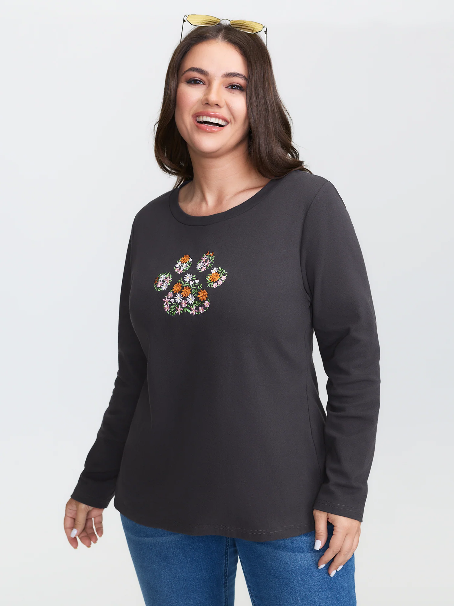 Floral Paws Embroidered Curvy Hem T-Shirt - Image 3