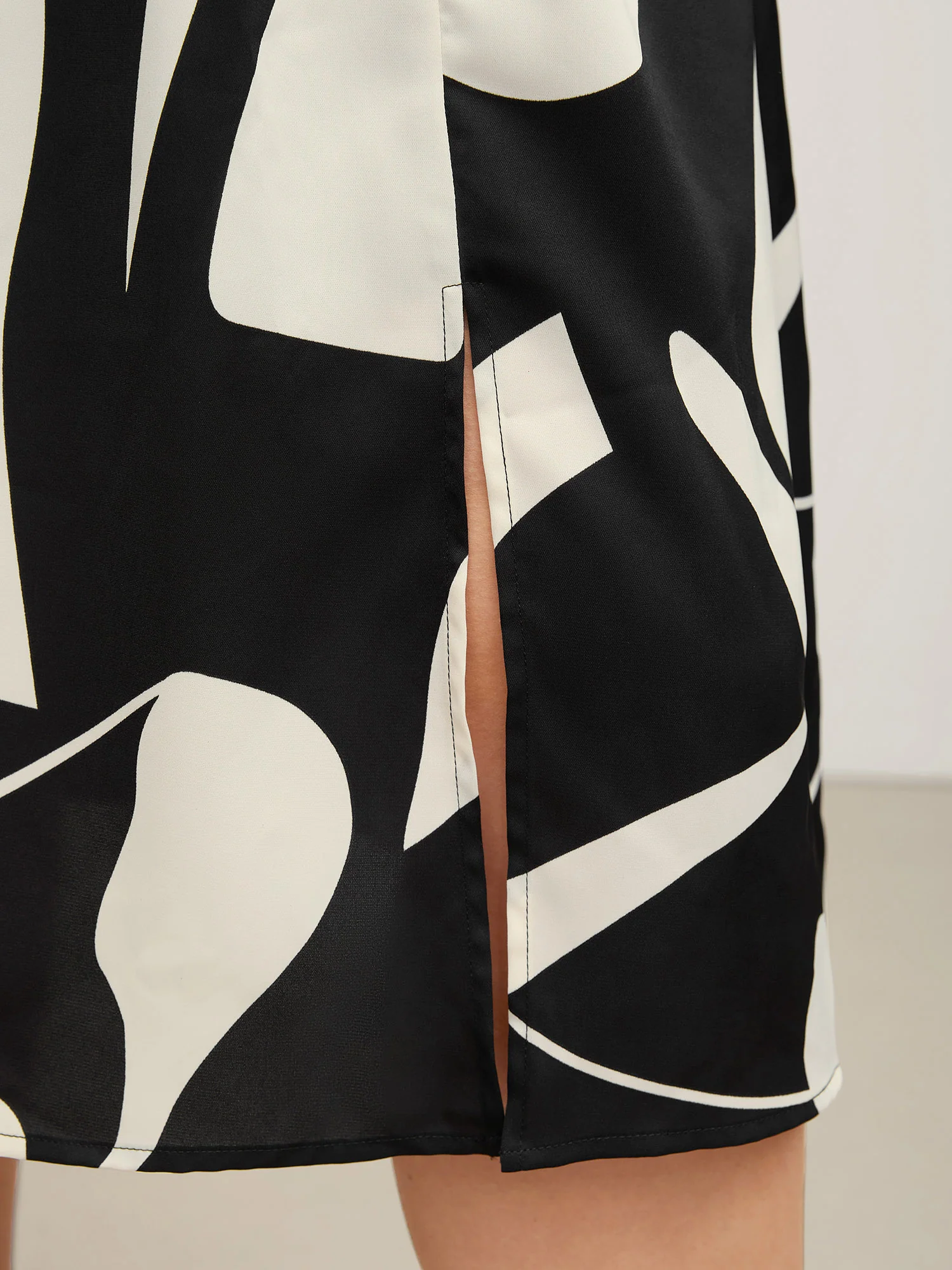 Floral Print Belted V-Neck Midi Dress - Image 4