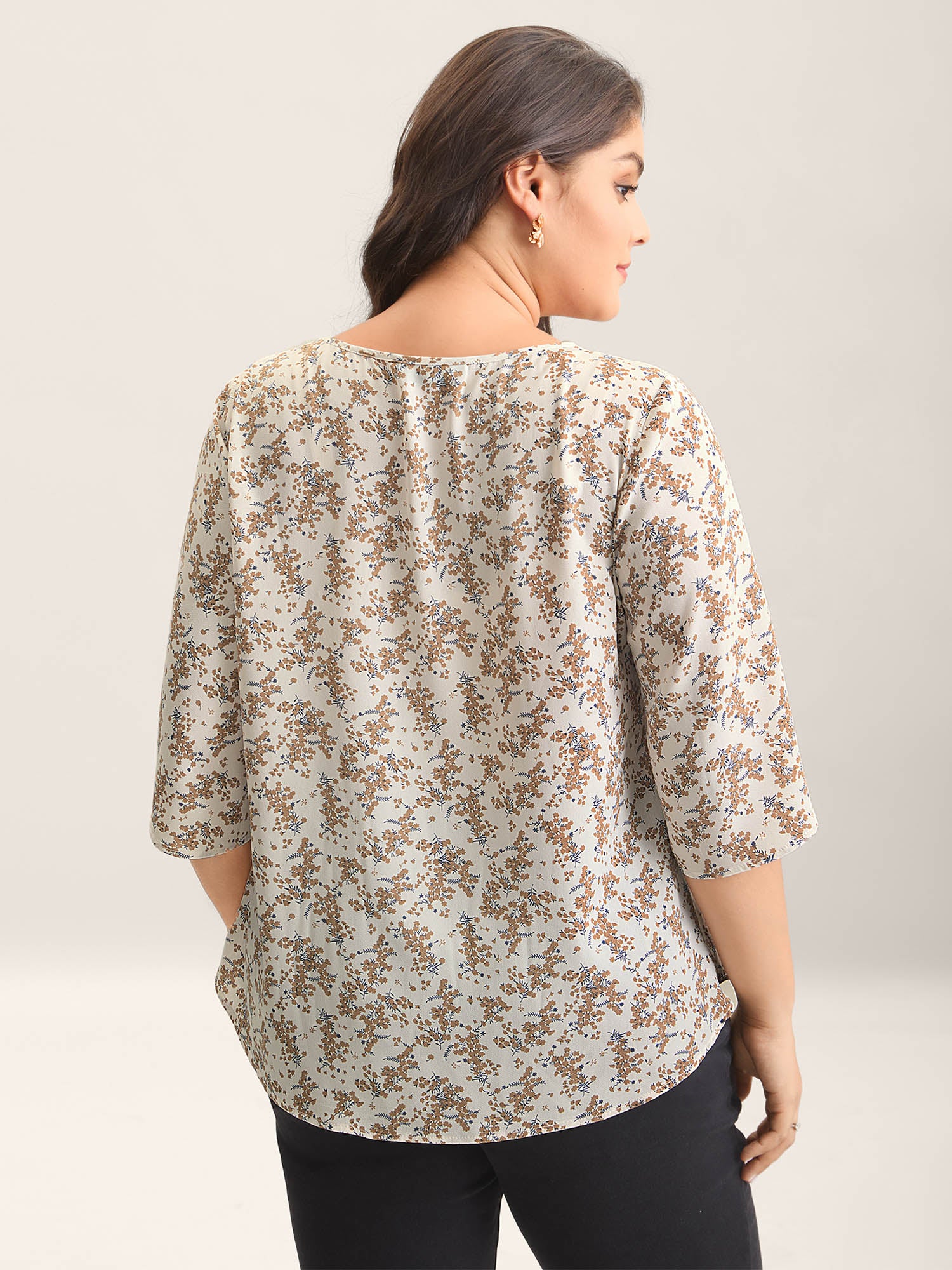 Floral Print Curvy Hem V-Neck Shirt - Image 11