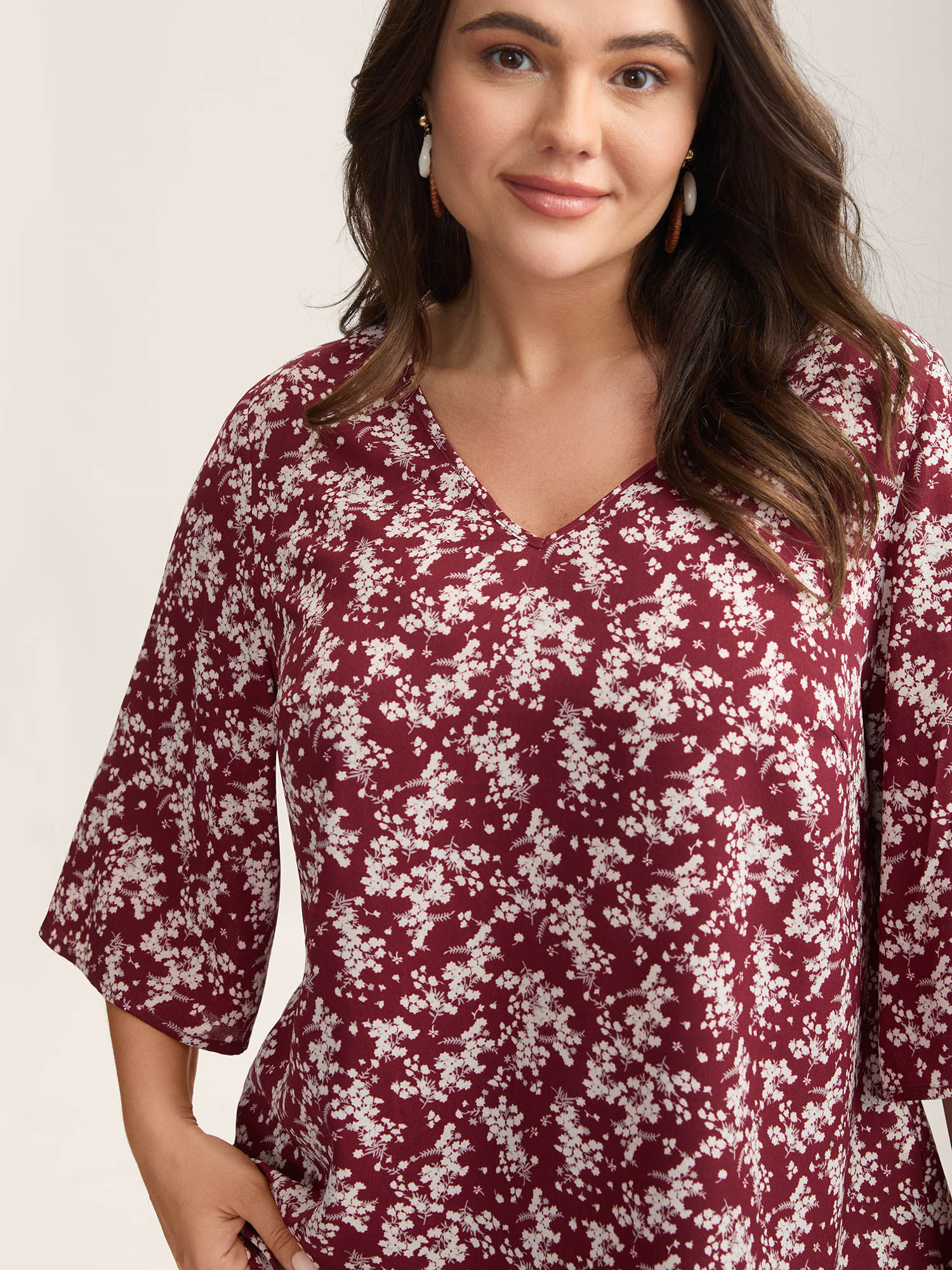 Floral Print Curvy Hem V-Neck Shirt - Image 13