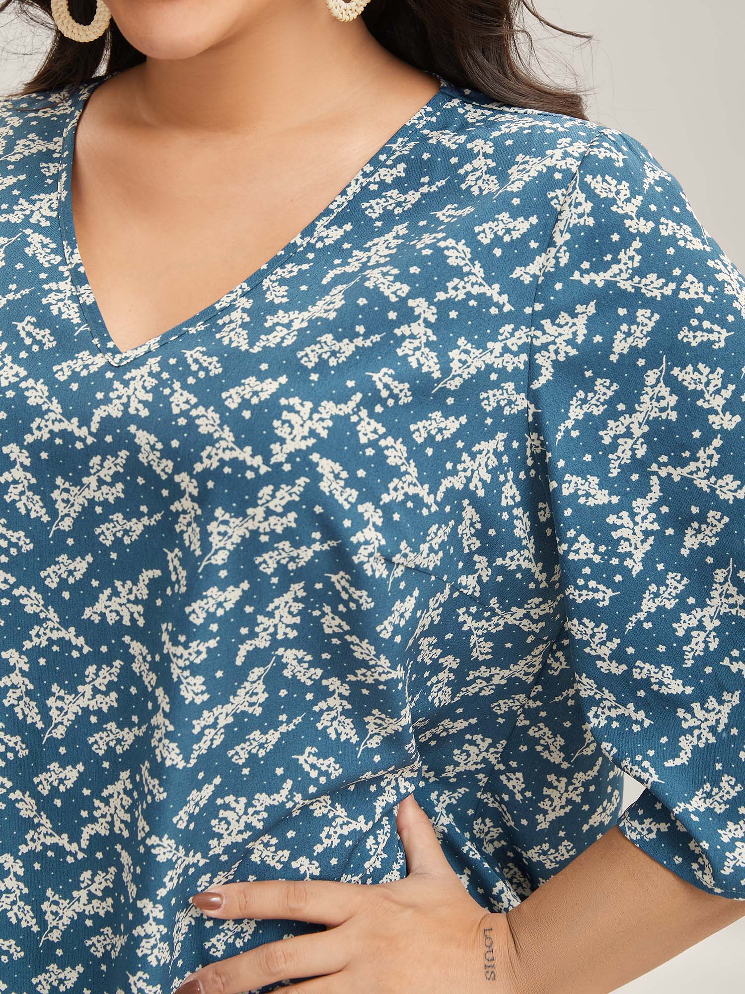 Floral Print Curvy Hem V-Neck Shirt - Image 2