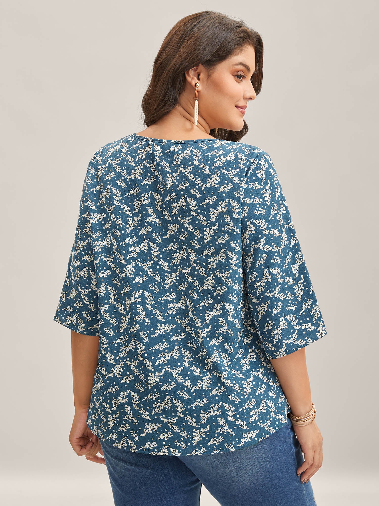 Floral Print Curvy Hem V-Neck Shirt - Image 4