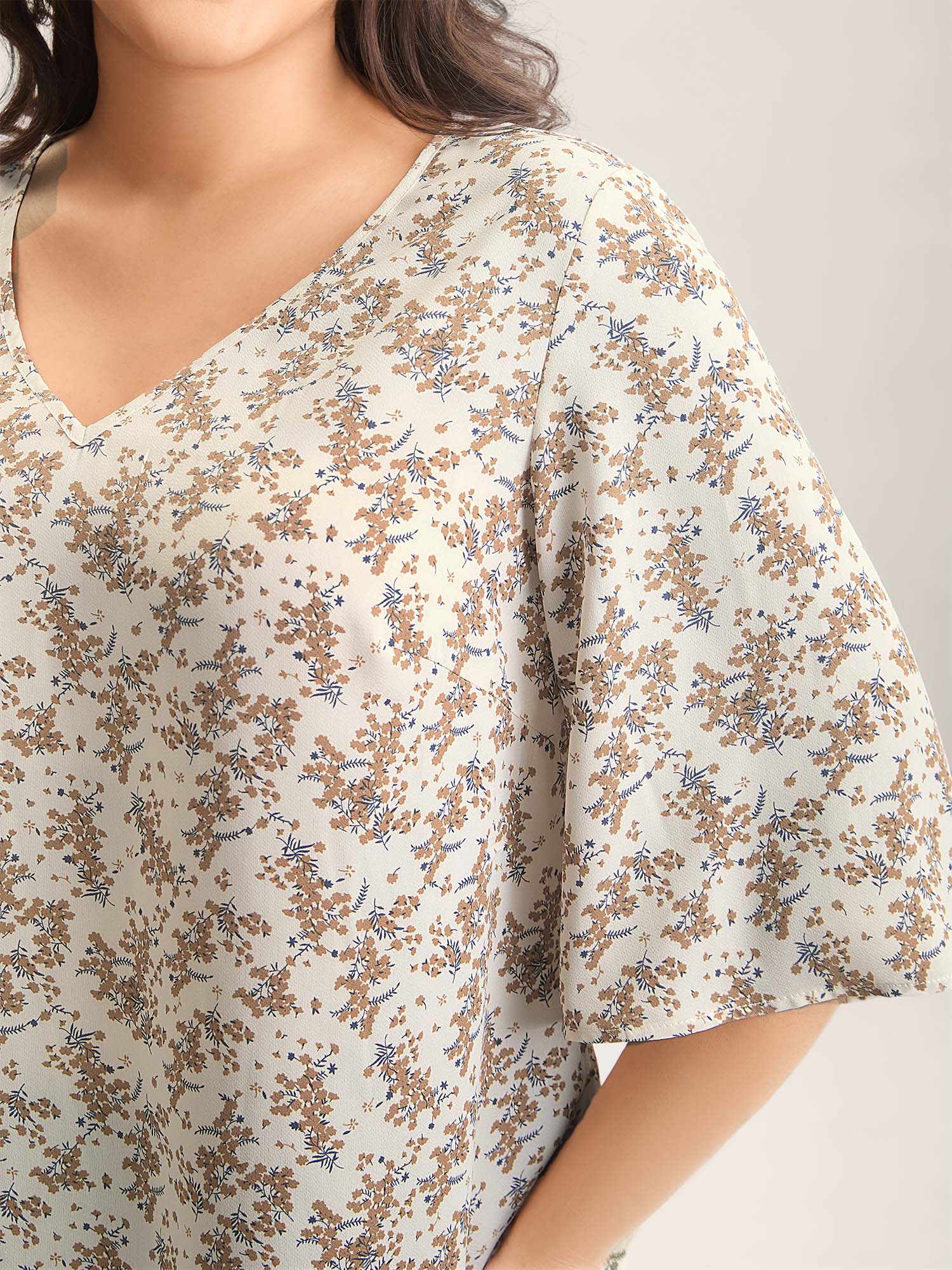Floral Print Curvy Hem V-Neck Shirt - Image 9