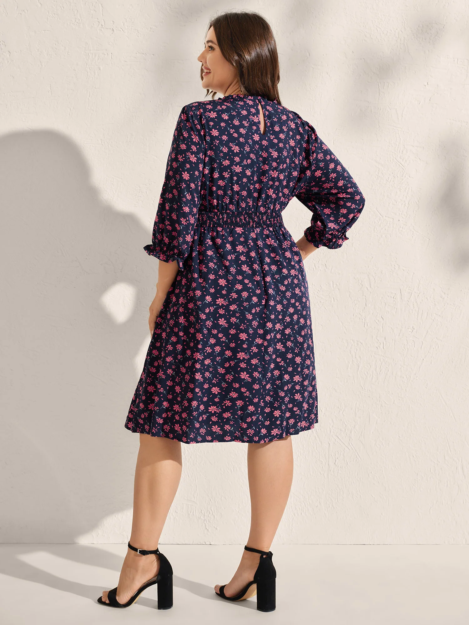 Floral Shirred Waist-Defining Pockets Midi Dress - Image 4