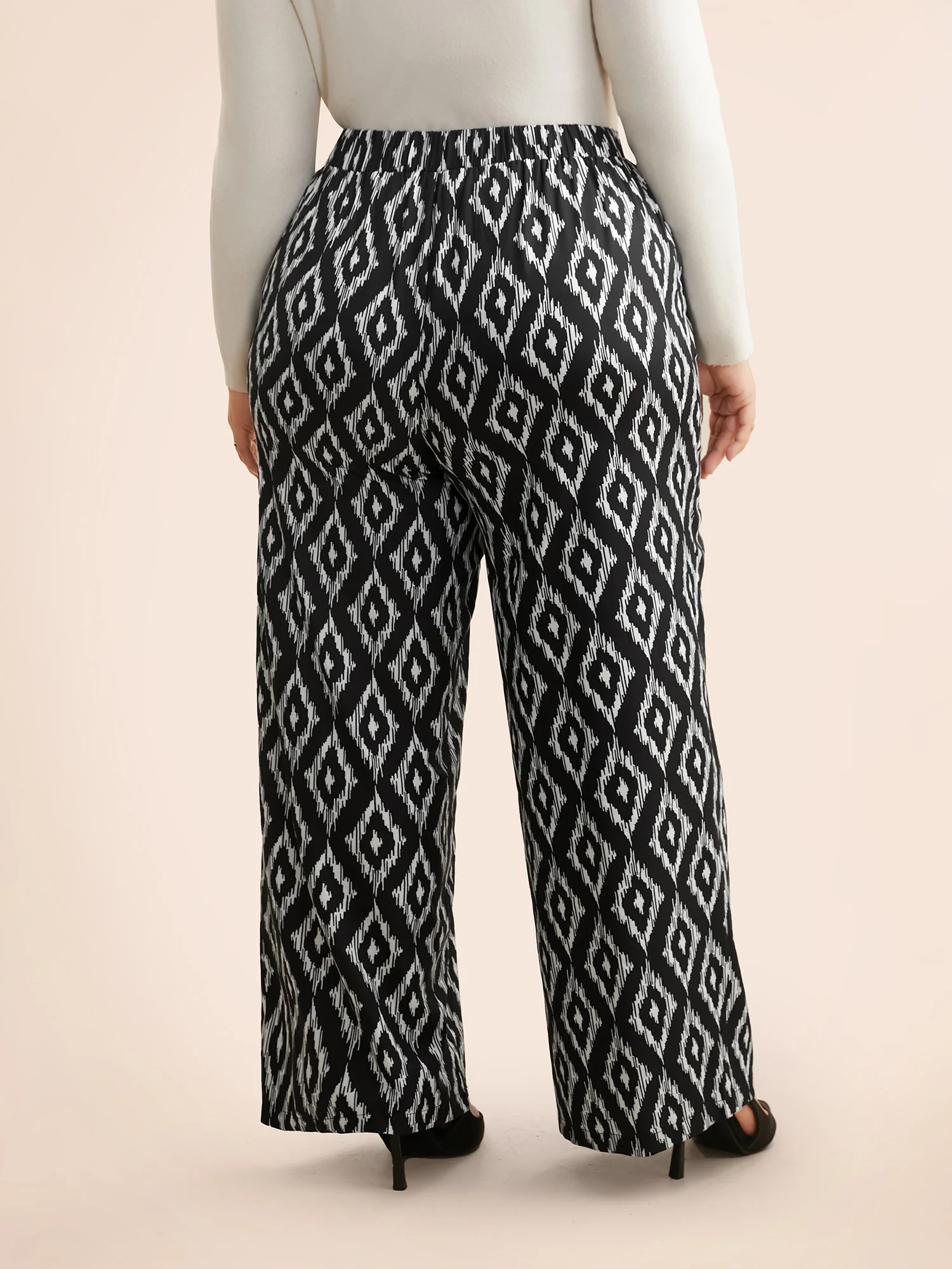 Geometric Mid Rise Pocket Pants - Image 3