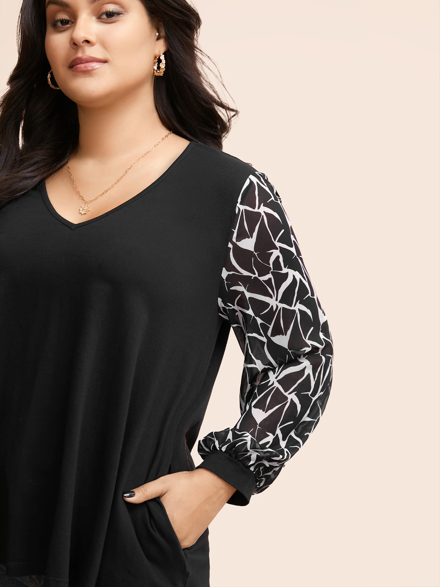 Geometric Patchwork Mesh Pocket T-shirt - Image 3